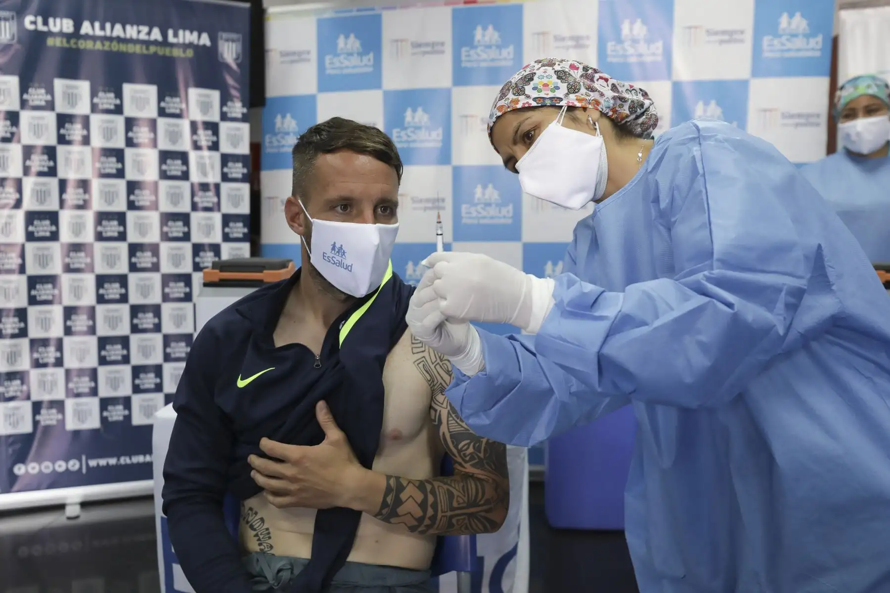 Cristian Benavente
del Club Alianza Lima recibió esta mañana la tercera dosis contra el covid-19, en las instalaciones del estadio Alejandro Villanueva. Personal de Essalud llegó temprano al recinto para inocular a miembros del plantel blanquiazul. Foto: ANDINA/Essalud