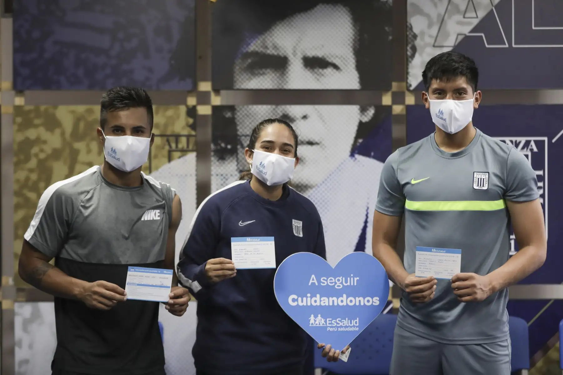 Cristian Benavente
del Club Alianza Lima recibió esta mañana la tercera dosis contra el covid-19, en las instalaciones del estadio Alejandro Villanueva. Personal de Essalud llegó temprano al recinto para inocular a miembros del plantel blanquiazul. Foto: ANDINA/Essalud
