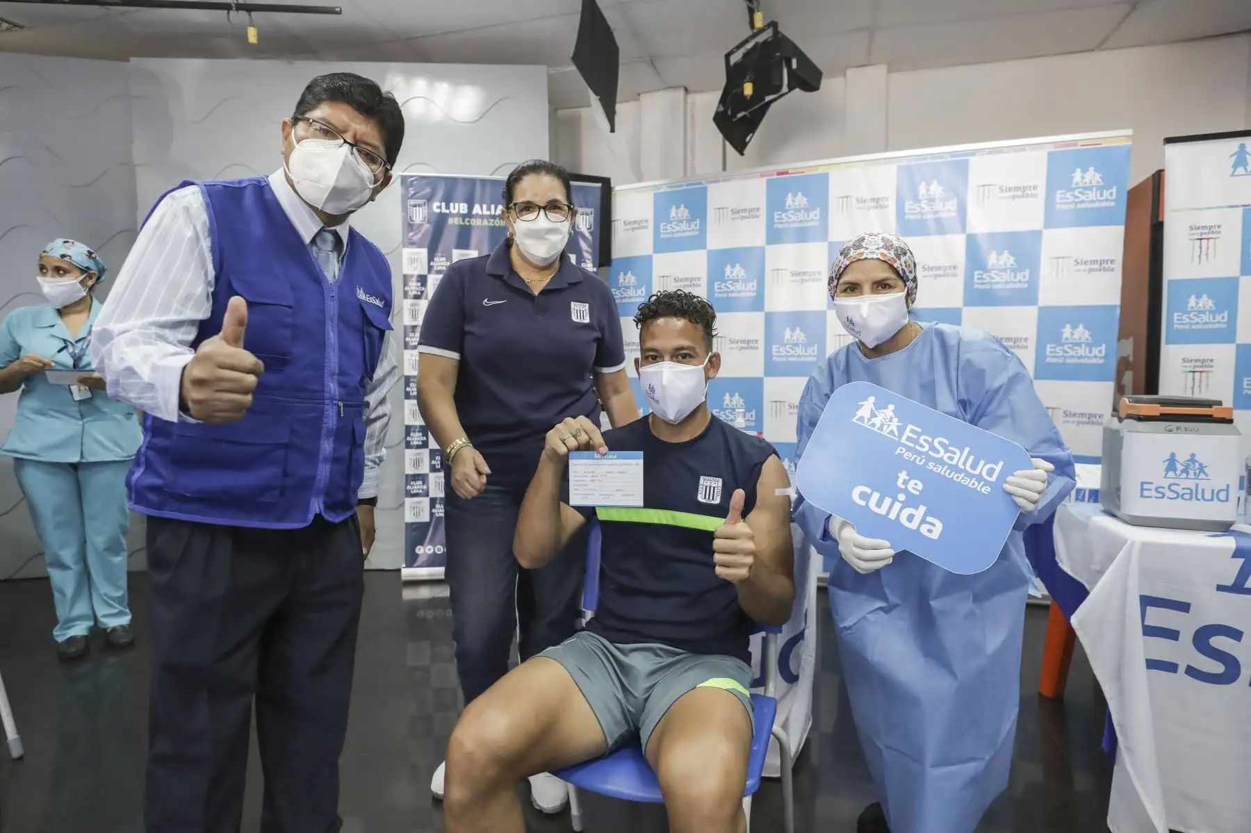 Cristian Benavente
del Club Alianza Lima recibió esta mañana la tercera dosis contra el covid-19, en las instalaciones del estadio Alejandro Villanueva, en La Victoria. Personal de Essalud llegó temprano al recinto para inocular a miembros del plantel blanquiazul. Foto: ANDINA/Essalud
