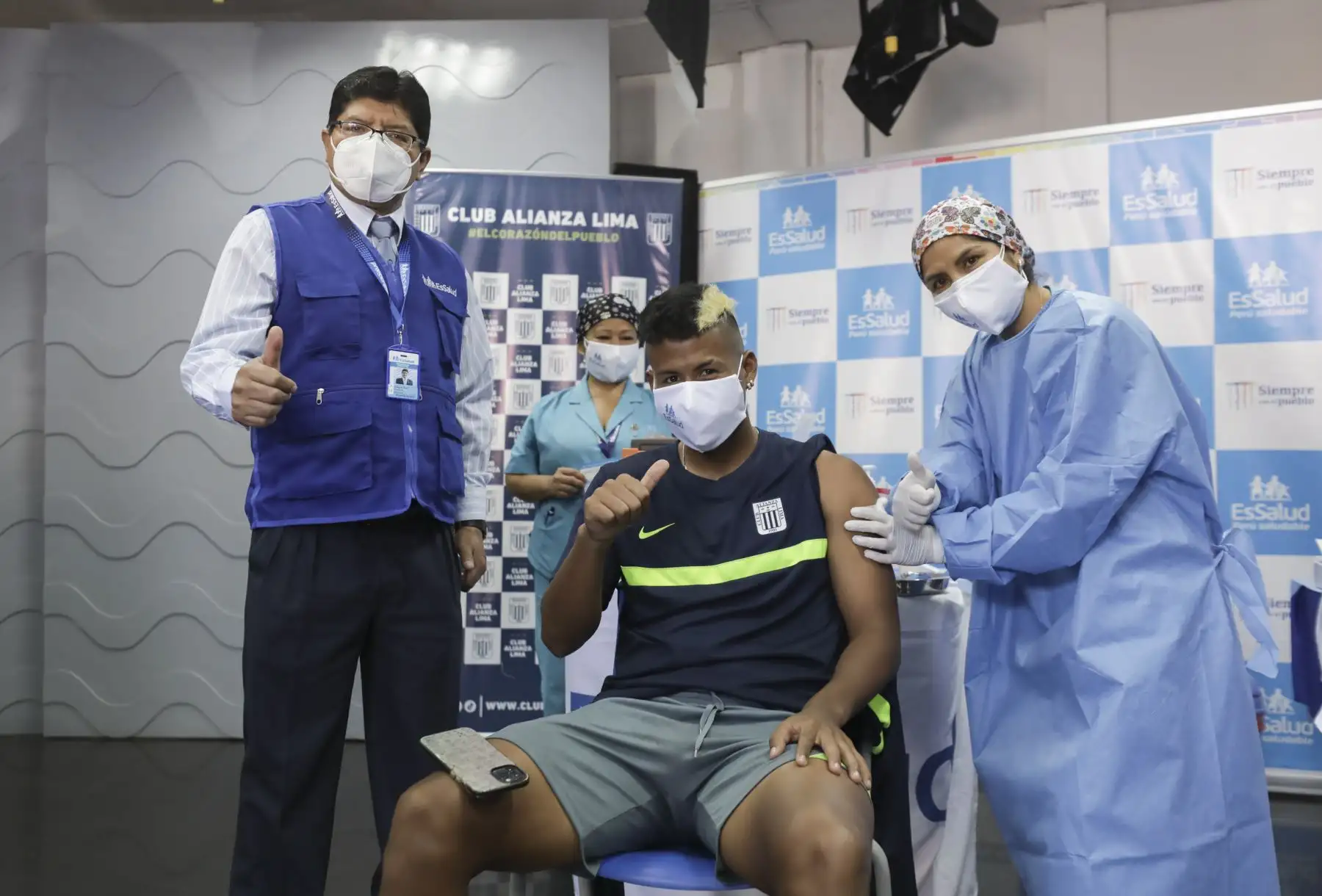 Cristian Benavente
del Club Alianza Lima recibió esta mañana la tercera dosis contra el covid-19, en las instalaciones del estadio Alejandro Villanueva. Personal de Essalud llegó temprano al recinto para inocular a miembros del plantel blanquiazul. Foto: ANDINA/Essalud