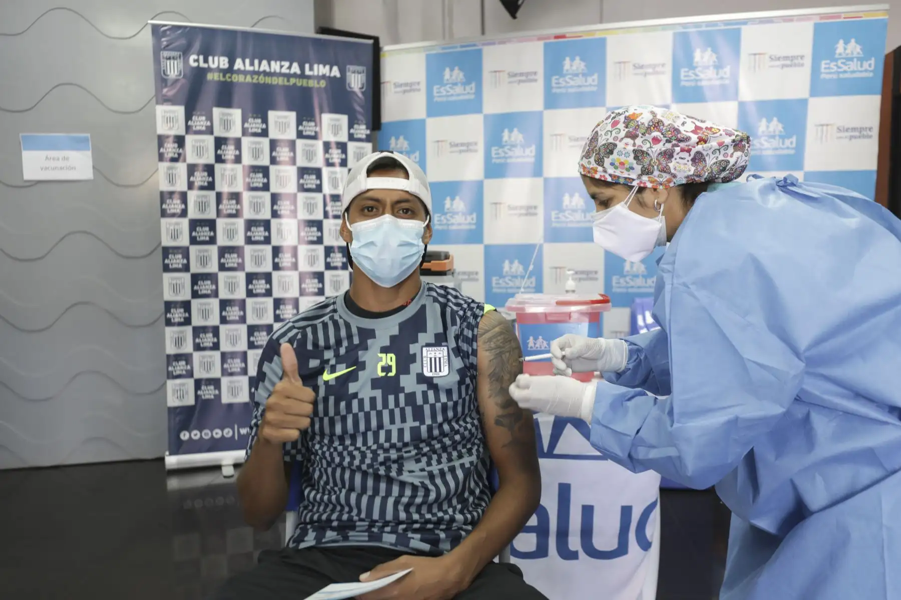 Cristian Benavente
del Club Alianza Lima recibió esta mañana la tercera dosis contra el covid-19, en las instalaciones del estadio Alejandro Villanueva. Personal de Essalud llegó temprano al recinto para inocular a miembros del plantel blanquiazul. Foto: ANDINA/Essalud