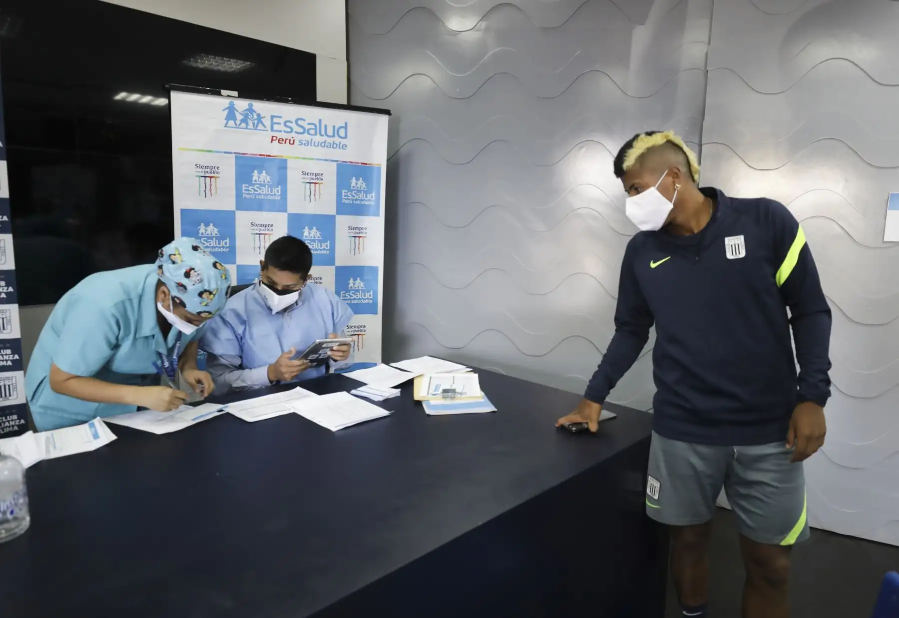 Cristian Benavente
del Club Alianza Lima recibió esta mañana la tercera dosis contra el covid-19, en las instalaciones del estadio Alejandro Villanueva. Personal de Essalud llegó temprano al recinto para inocular a miembros del plantel blanquiazul. Foto: ANDINA/Essalud