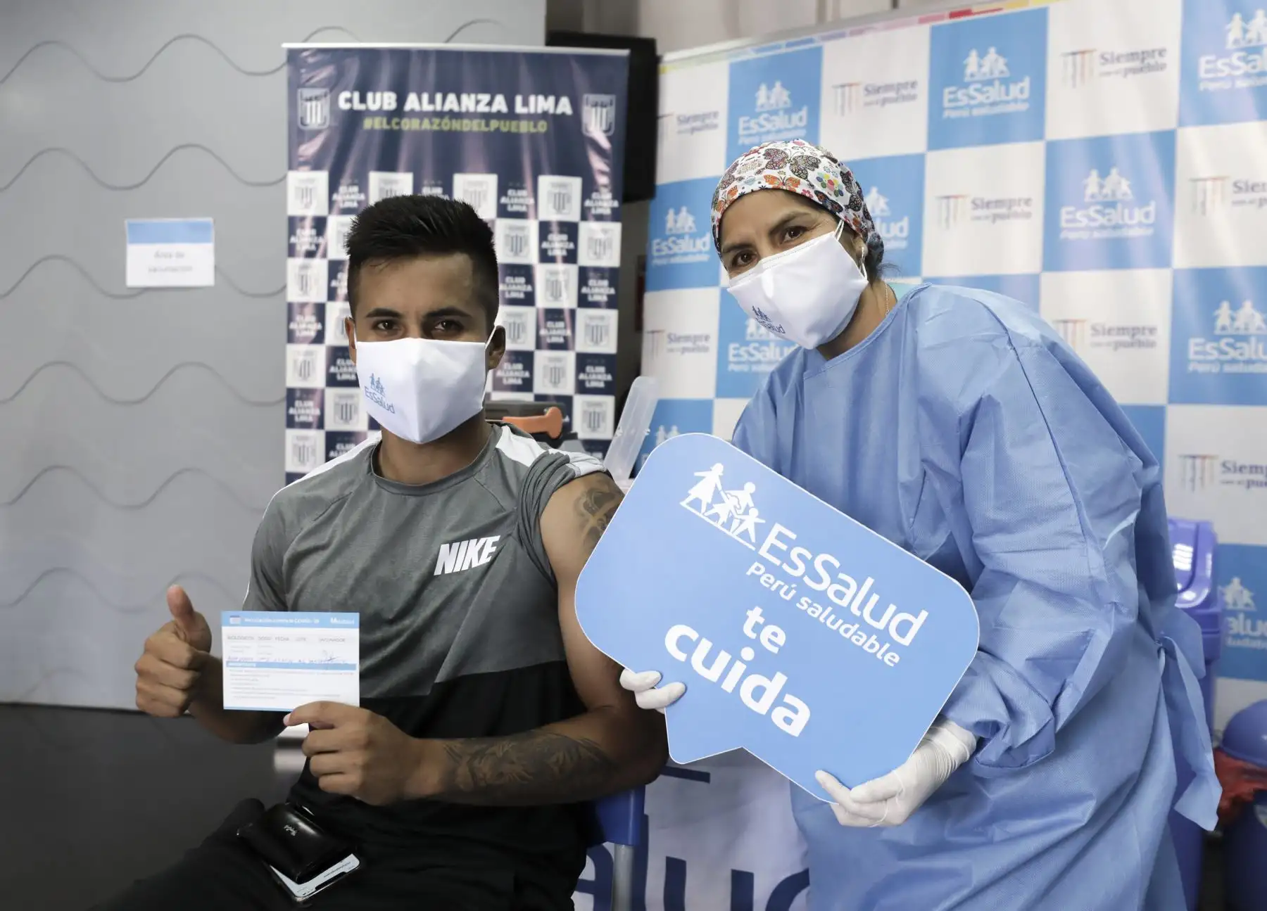 Cristian Benavente
del Club Alianza Lima recibió esta mañana la tercera dosis contra el covid-19, en las instalaciones del estadio Alejandro Villanueva. Personal de Essalud llegó temprano al recinto para inocular a miembros del plantel blanquiazul. Foto: ANDINA/Essalud