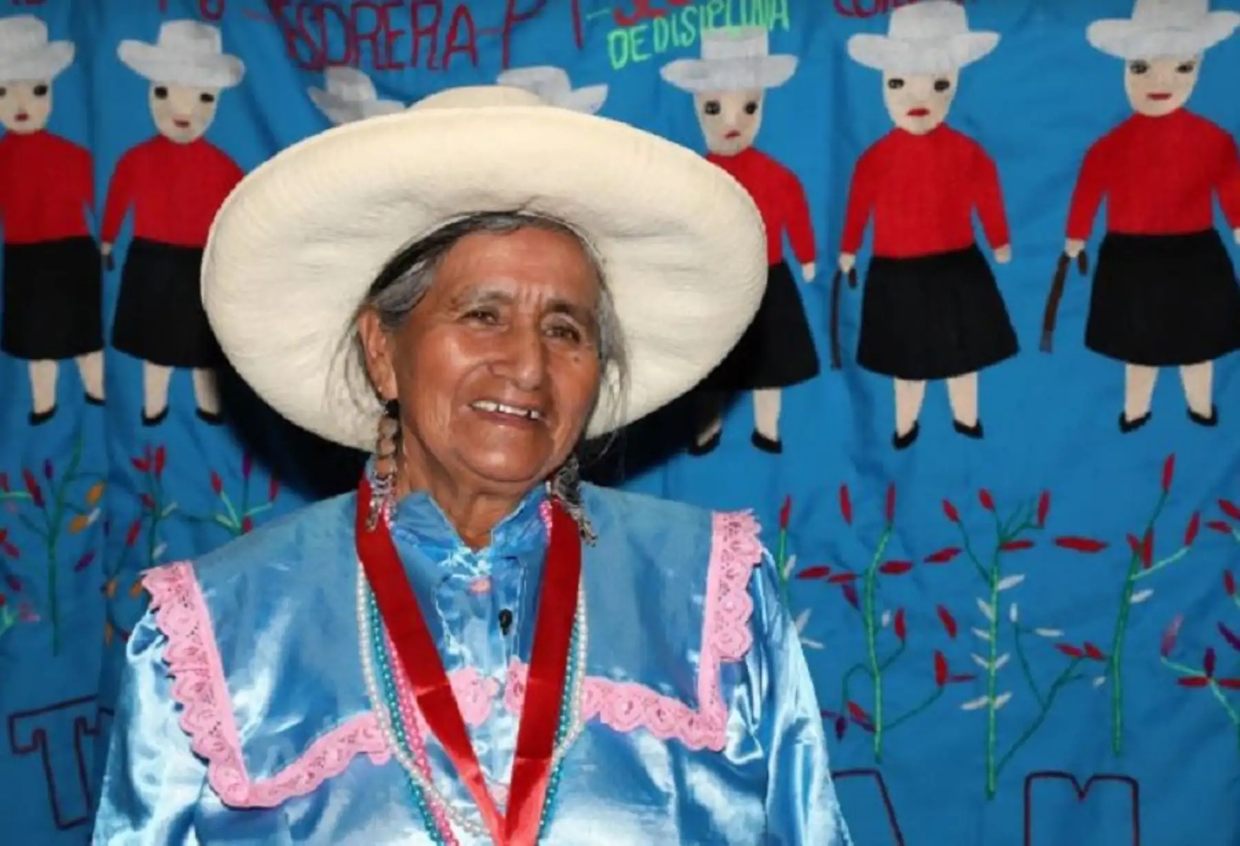 María Tirado Gaitán, la dulce voz tacabambina que borda hermoso, es usuaria del programa social Pensión 65 del Midis.