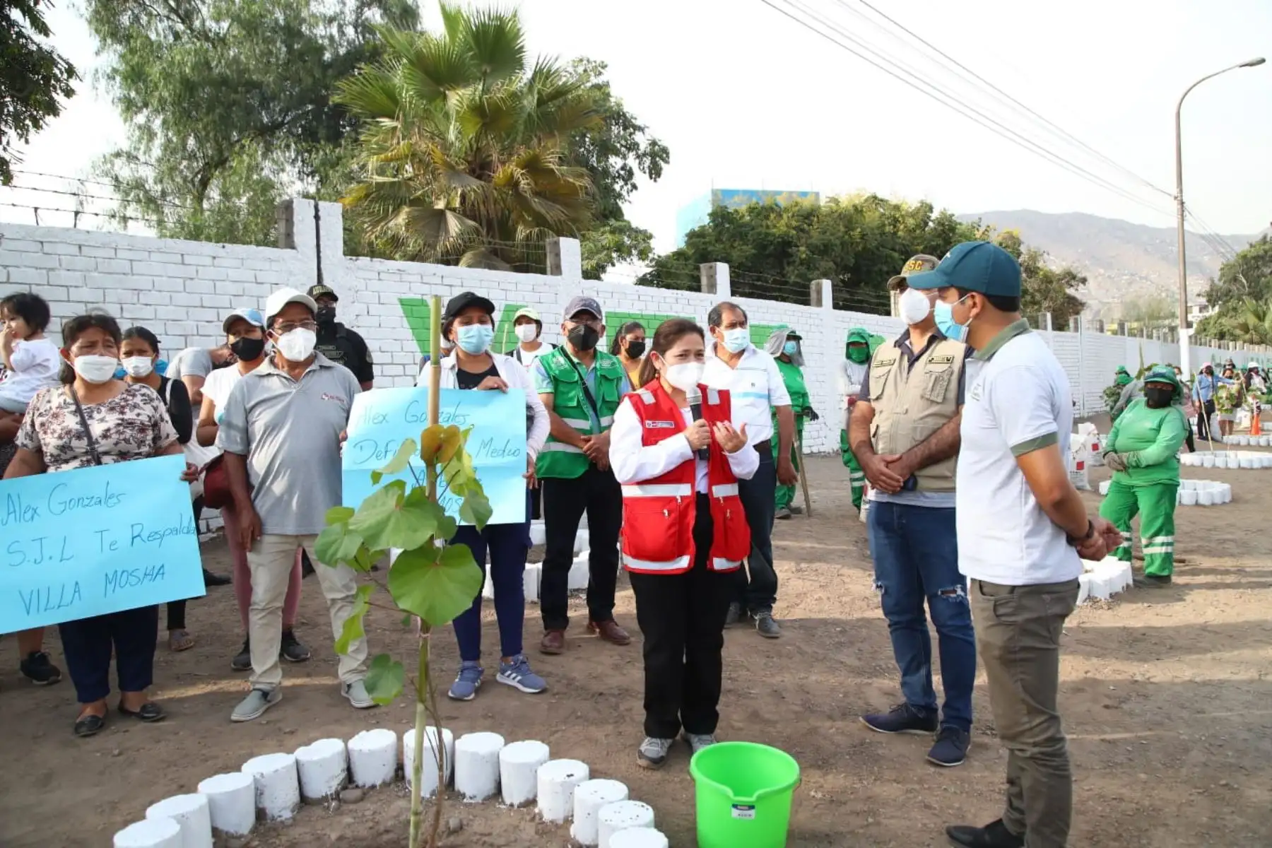 En San Juan de Lurigancho, la viceministra Yamina Silva participa en el sembrado de 150 plantones de árboles de la especie meijo. "Iniciativas como esta nos enseñan la importancia de la reforestación y de lo que podemos contribuir desde nuestros hogares a mitigar el cambio climático", mencionó Yamina Silva. Foto: Minam