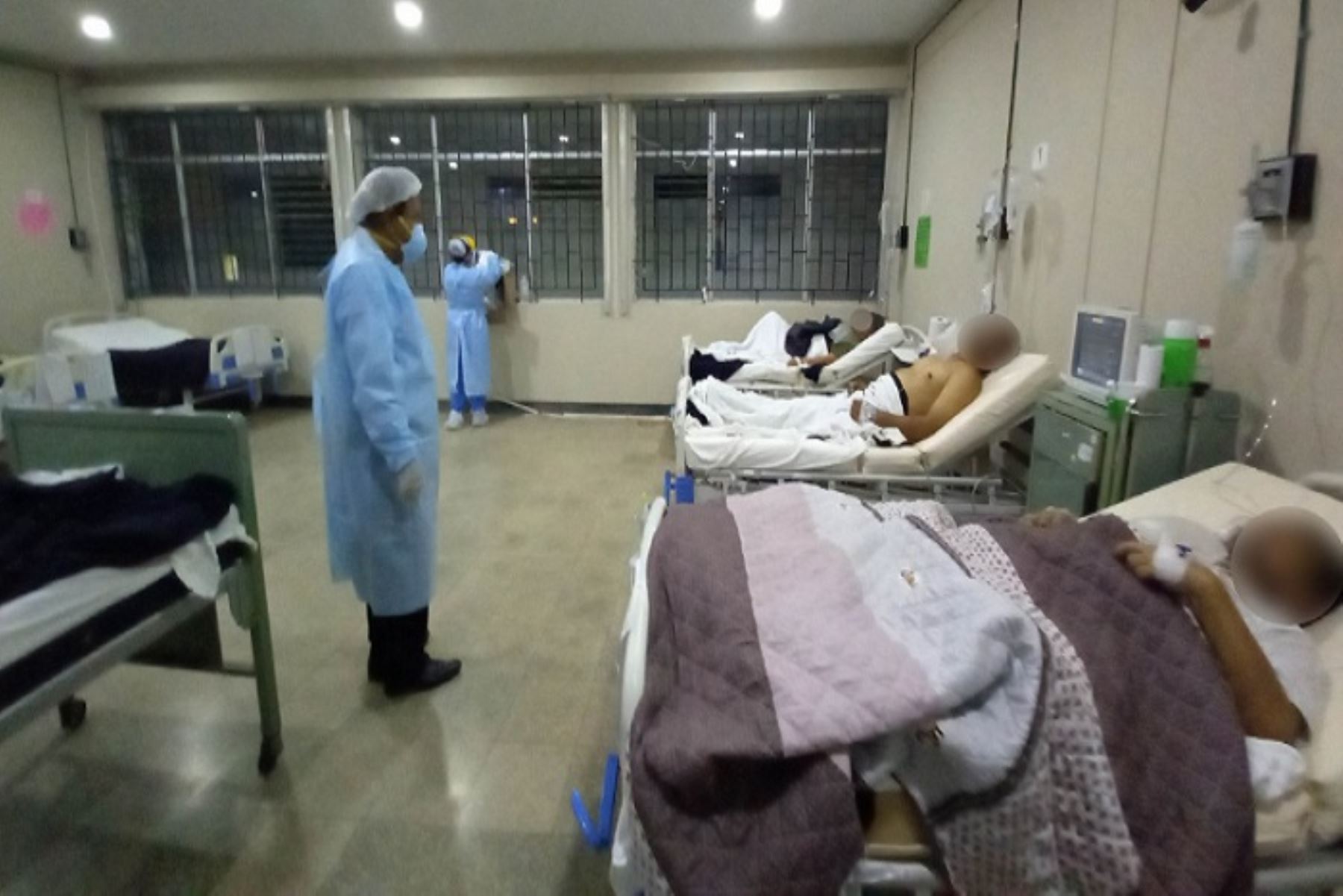 De los 10 pacientes reportados, 7 fueron tratados de manera ambulatoria y 2 necesitaron hospitalización, pero y actualmente solo una persona se mantiene internada en el hospital de Chimbote.