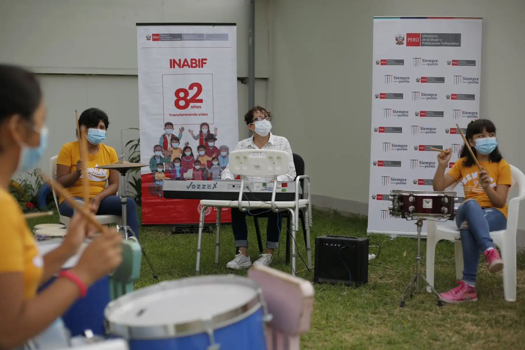 La ministra de la Mujer, Diana Miloslavich, participó esta mañana en la campaña “Melodías para soñar" que promueve el Inabif para la donación de instrumentos musicales en favor de las personas que residen en albergues. Foto: ANDINA/MIMP