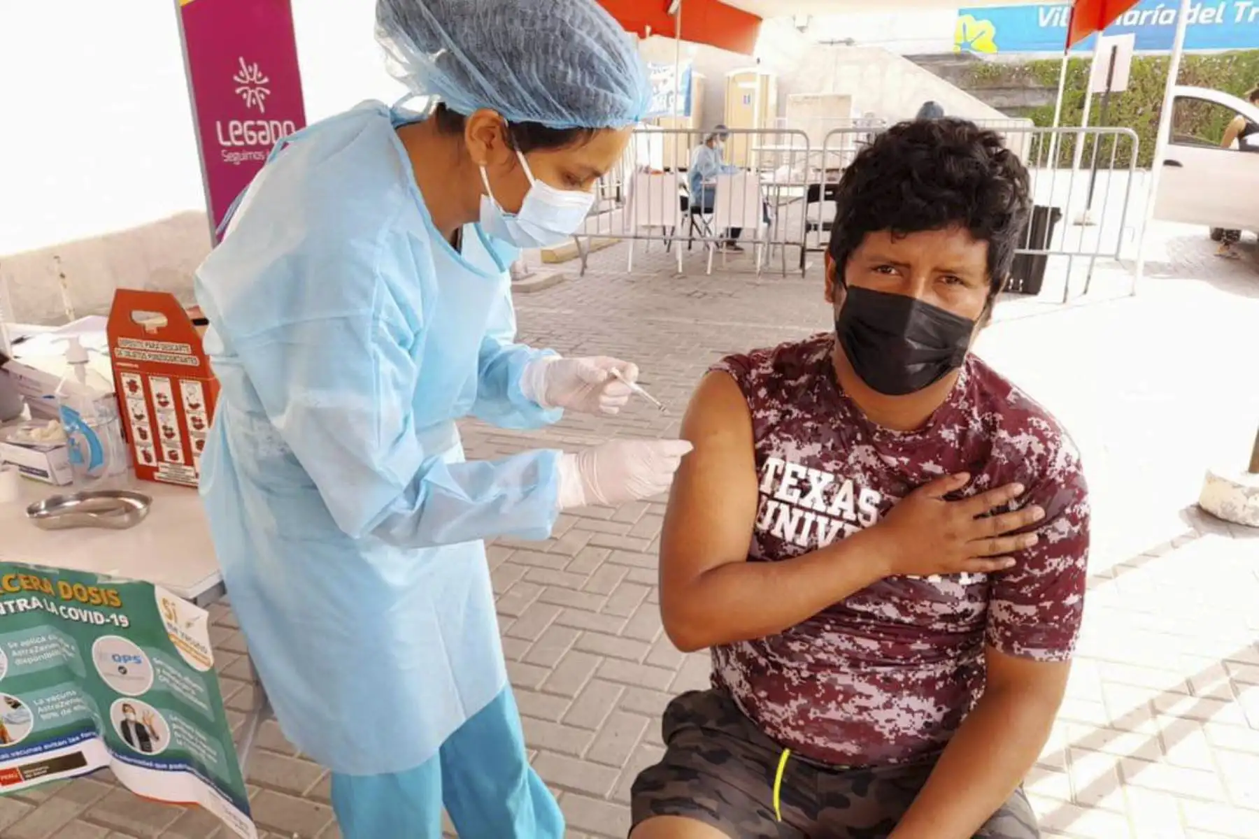 Jóvenes llegaron al Polideportivo de Villa El Salvador para recibir su dosis contra la covid-19. Foto: Minsa