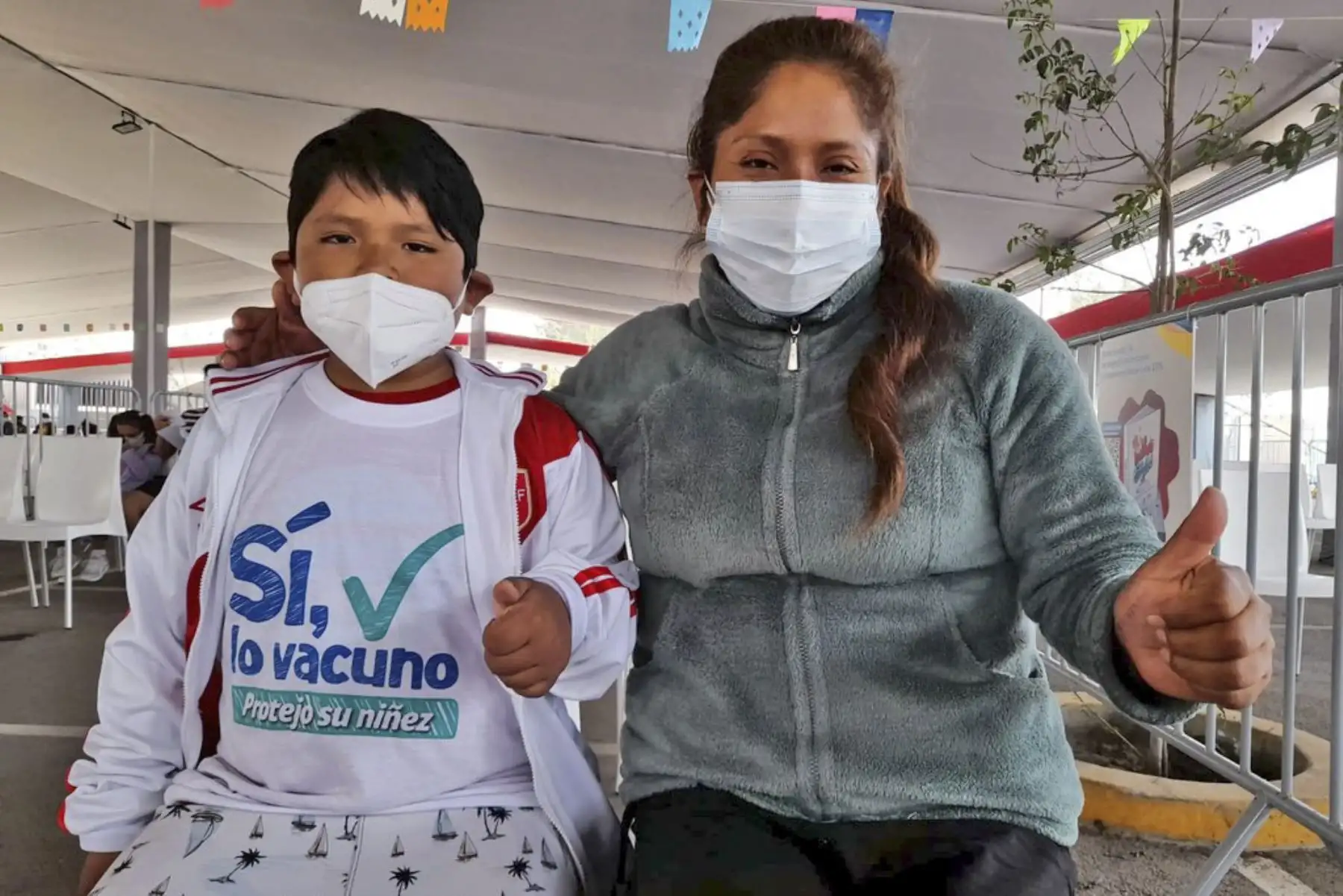 Acompañados de sus padres, decenas de niños, llegaron al Polideportivo de Villa El Salvador para recibir su dosis contra la covid-19. Foto: Minsa
