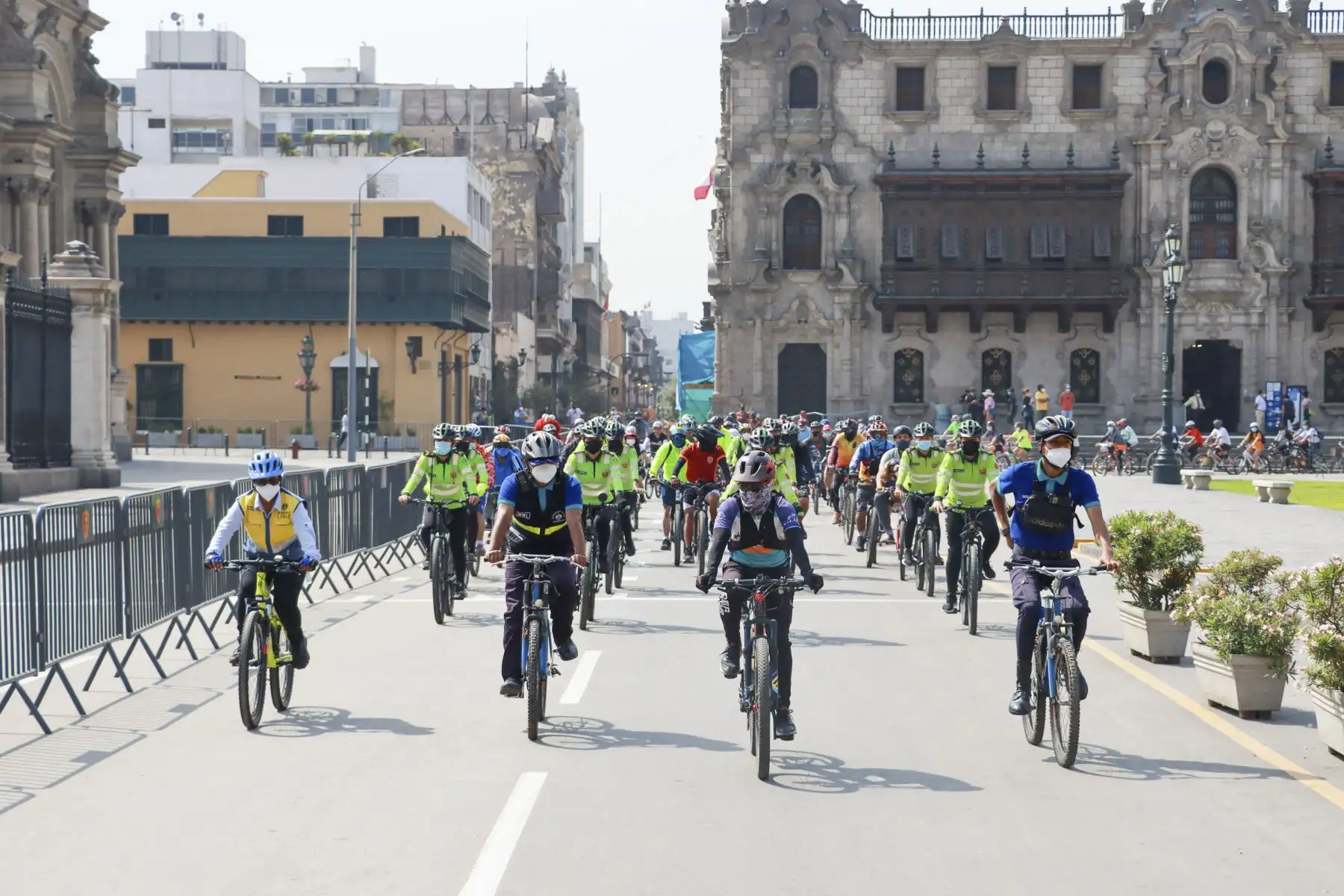 La Municipalidad de Lima organizó este domingo el recorrido cultural del programa “Lima en Bici” que partió desde la Plaza de Armas de Lima hacia el Parque Municipal de Barranco. Foto: ANDINA/MML