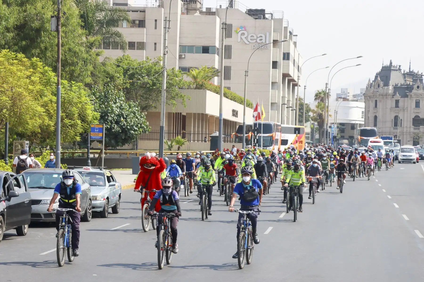 La Municipalidad de Lima organizó este domingo el recorrido cultural del programa “Lima en Bici” que partió desde la Plaza de Armas de Lima hacia el Parque Municipal de Barranco. Foto: ANDINA/MML
