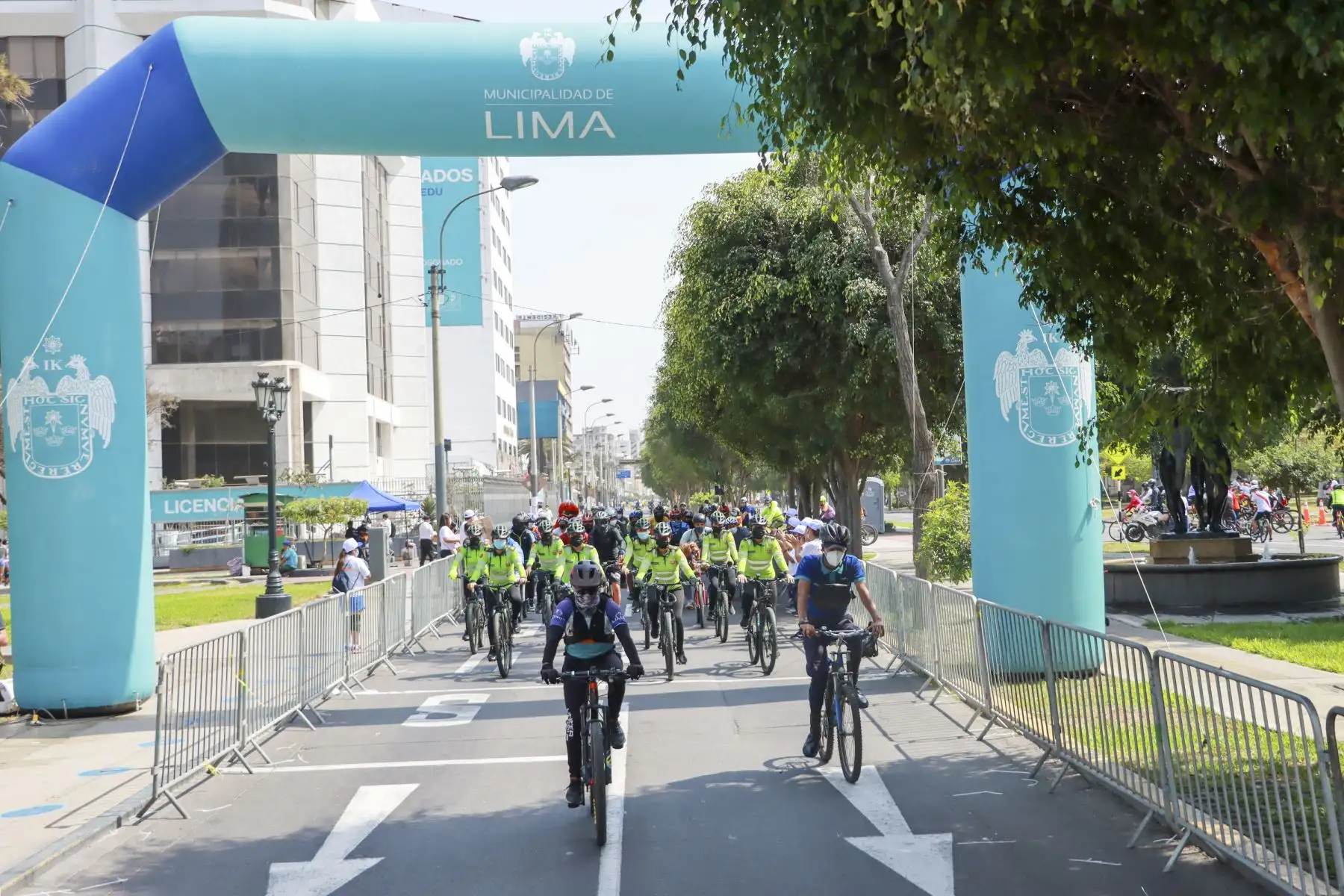 La Municipalidad de Lima organizó este domingo el recorrido cultural del programa “Lima en Bici” que partió desde la Plaza de Armas de Lima hacia el Parque Municipal de Barranco. Foto: ANDINA/MML