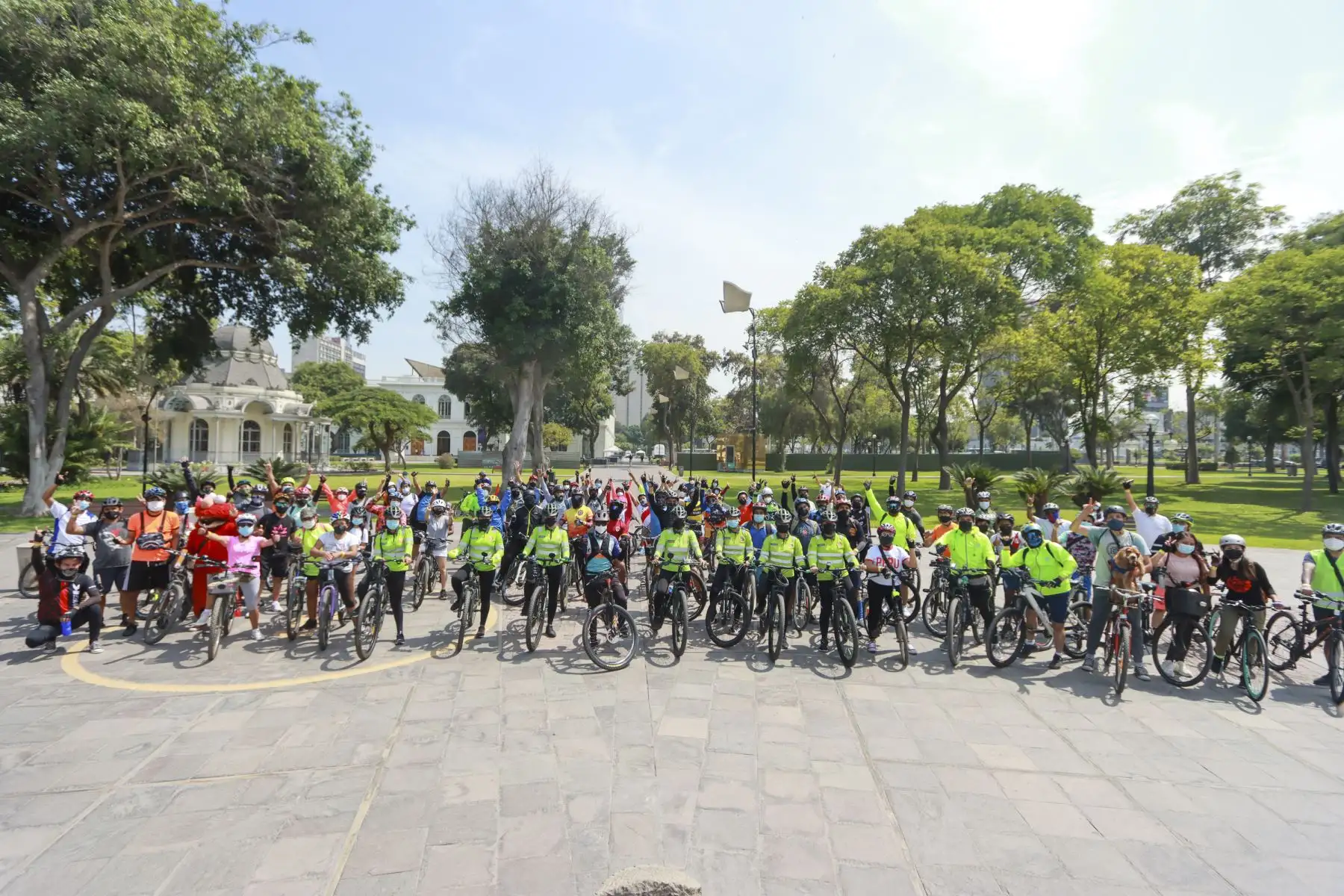 La Municipalidad de Lima organizó este domingo el recorrido cultural del programa “Lima en Bici” que partió desde la Plaza de Armas de Lima hacia el Parque Municipal de Barranco. Foto: ANDINA/MML