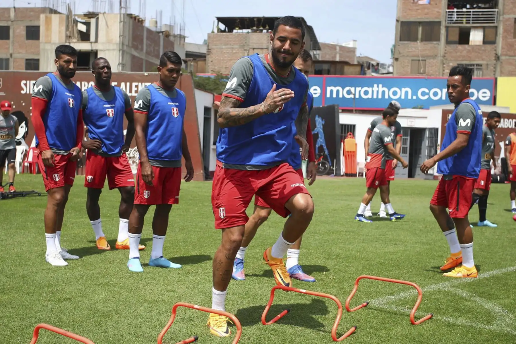 Bajo las órdenes de Ricardo Gareca, la Selección Peruana completó un día más de trabajos en el campo de la Videna-FPF, enfocados en el encuentro ante Paraguay, válido por la última fecha de las Clasificatorias Sudamericanas al Mundial de Qatar 2022. Foto FPF