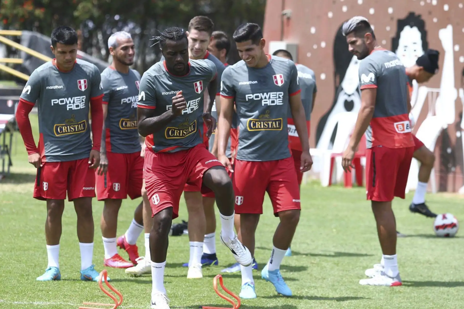 Bajo las órdenes de Ricardo Gareca, la Selección Peruana completó un día más de trabajos en el campo de la Videna-FPF, enfocados en el encuentro ante Paraguay, válido por la última fecha de las Clasificatorias Sudamericanas al Mundial de Qatar 2022. Foto FPF