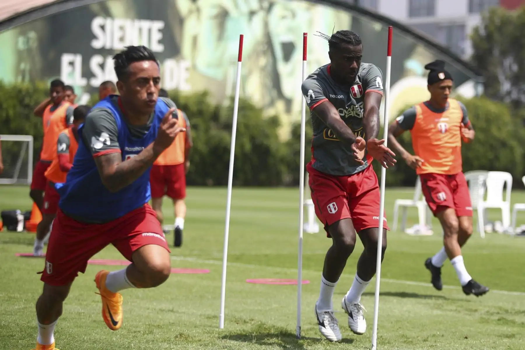 Durante la práctica, se realizaron trabajos tácticos de cara al partido. Este lunes, el equipo nacional entrenará por la mañana en el Estadio Nacional, sede del duelo de este martes a las 18:30 horas. Foto: FPF