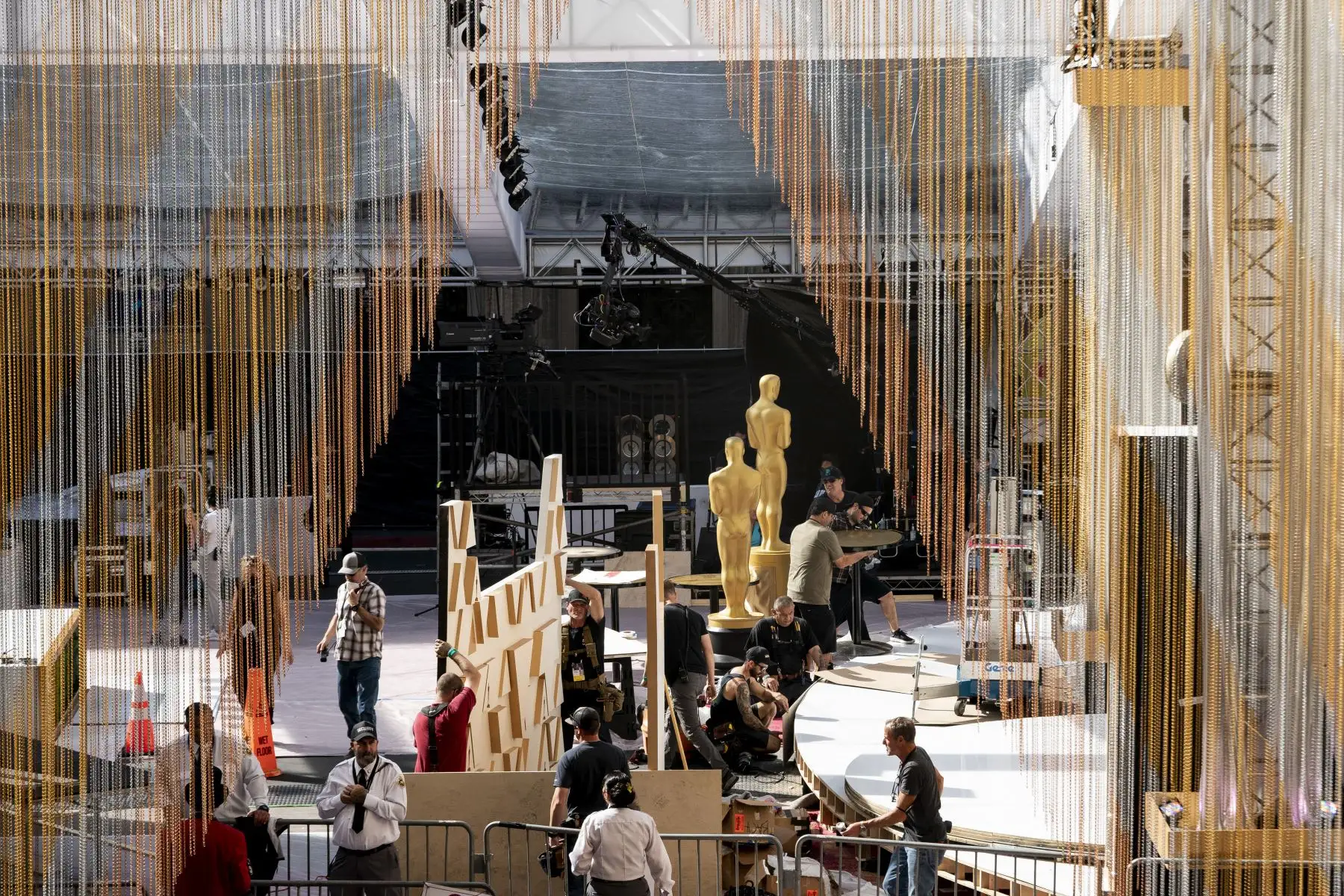 Los trabajadores preparan la alfombra roja cerca del Teatro Dolby en Hollywood para la 94.ª edición de los Premios Óscar. Foto: AFP