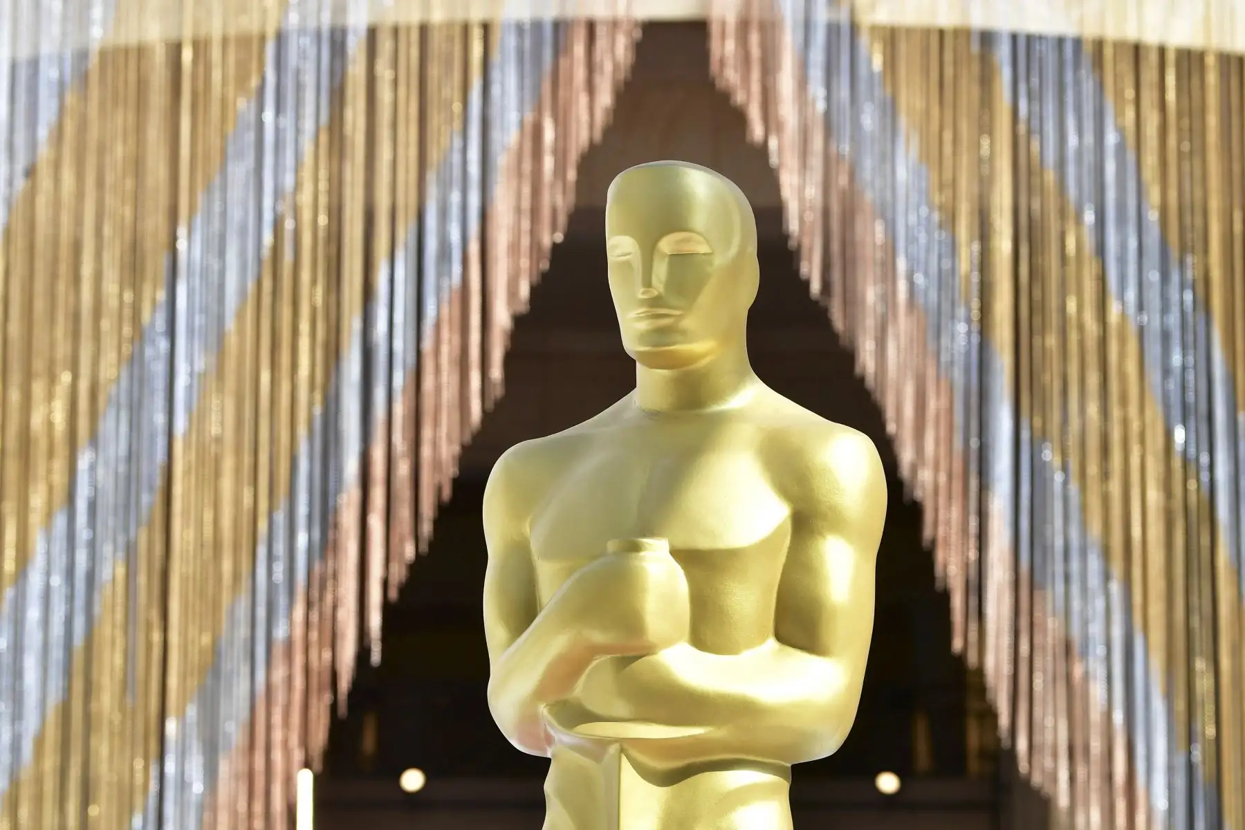 Una estatua del Oscar se ve en una alfombra roja cubierta de lona mientras continúan los preparativos en el área de llegadas de la alfombra roja a lo largo de Hollywood Boulevard en California, antes de la 94ª entrega de los Premios de la Academia. Foto: AFP