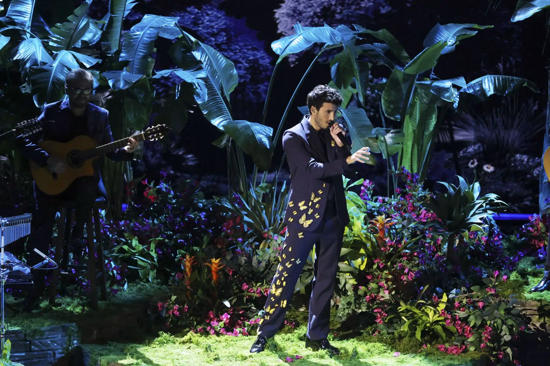 Sebastián Yatra se presenta en el escenario durante la 94a Entrega Anual de los Premios de la Academia en Dolby Theatre el 27 de marzo de 2022 en Hollywood, California. Foto: AFP