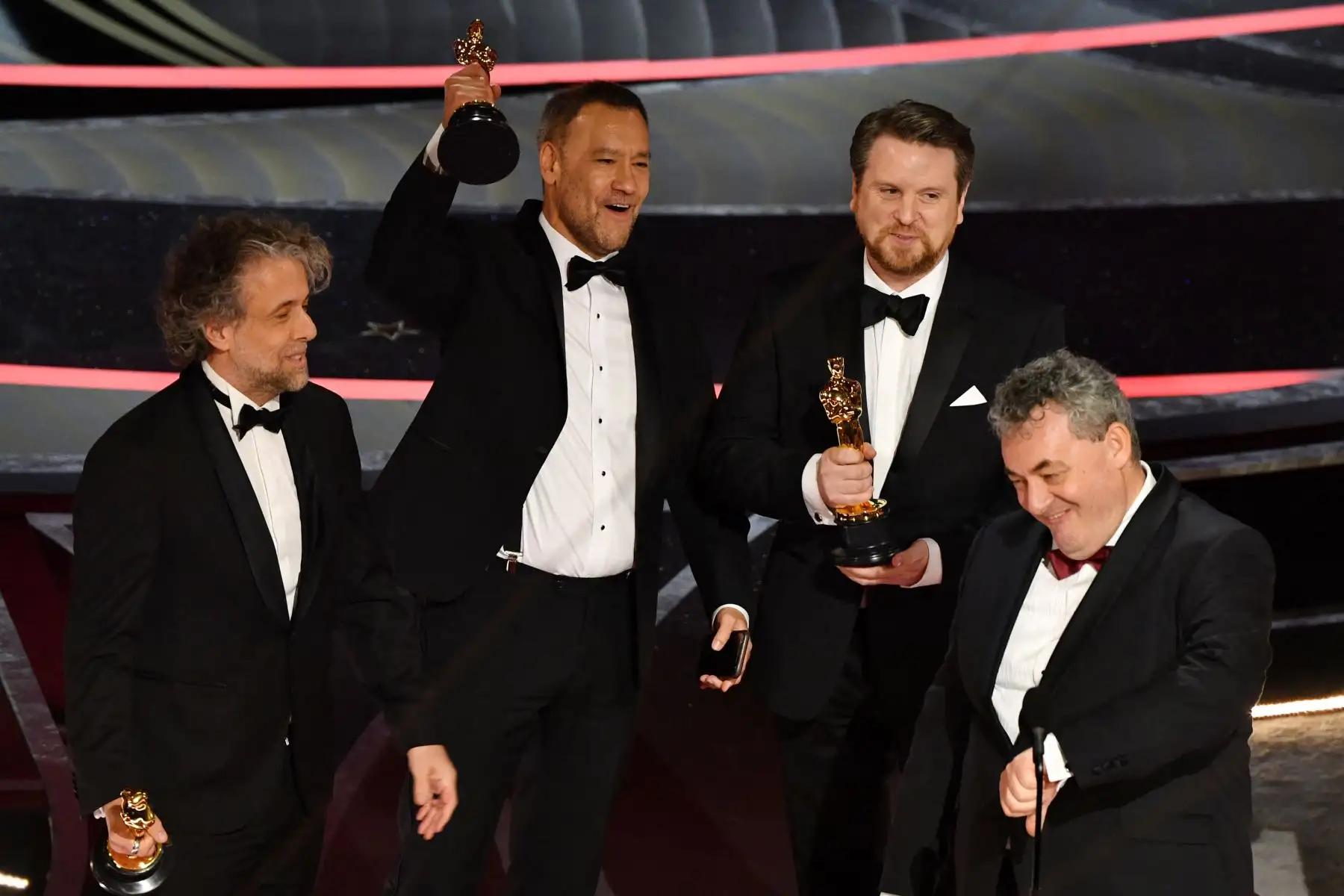 El equipo de efectos visuales de "Dune" Paul Lambert (izq.), Tristan Myles (segundo der.), Brian Connor (segundo der.) y Gerd Nefzer (der.) aceptan el premio a los mejores efectos visuales por "Dune" en el escenario durante la 94.ª entrega de los Oscar en el Dolby Theatre en Hollywood, California. Foto: AFP