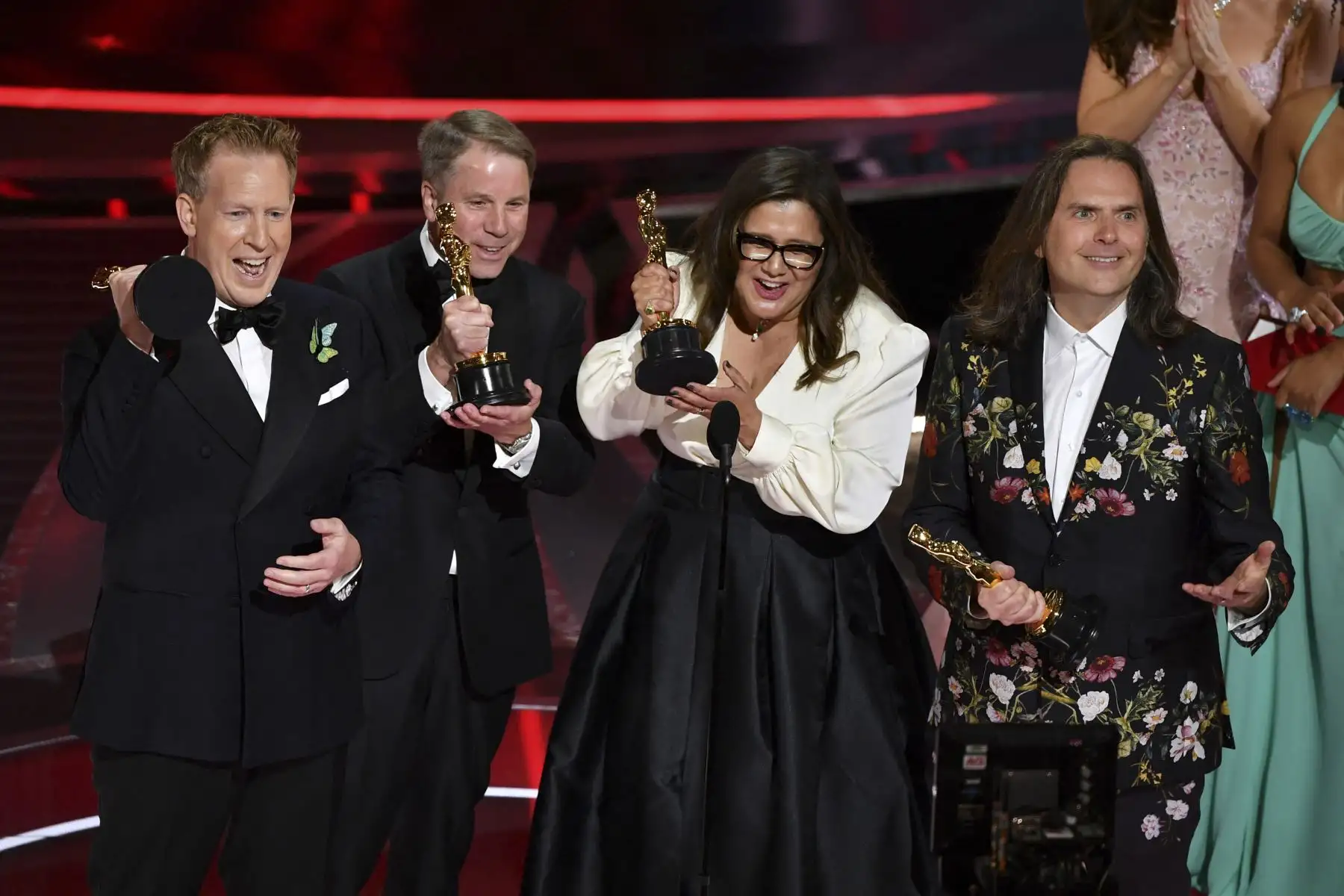 Jared Bush (izquierda), Byron Howard (derecha), Yvett Merino (segundo a la derecha) y Clark Spencer (segundo a la izquierda) aceptan el premio a la mejor película de animación por "Encanto" en el escenario durante la 94.ª entrega de los Oscar en el Dolby Theatre de Hollywood, California. Foto: AFP
