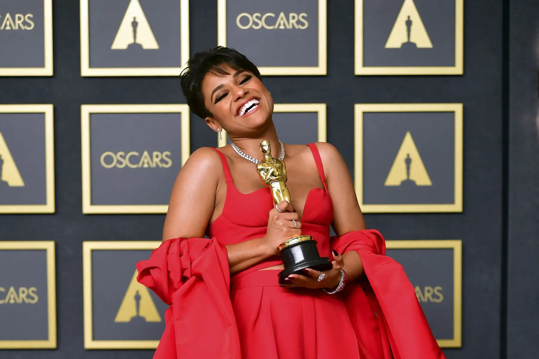 La actriz Ariana DeBose posa con su Oscar a la Mejor Actriz de Reparto por 