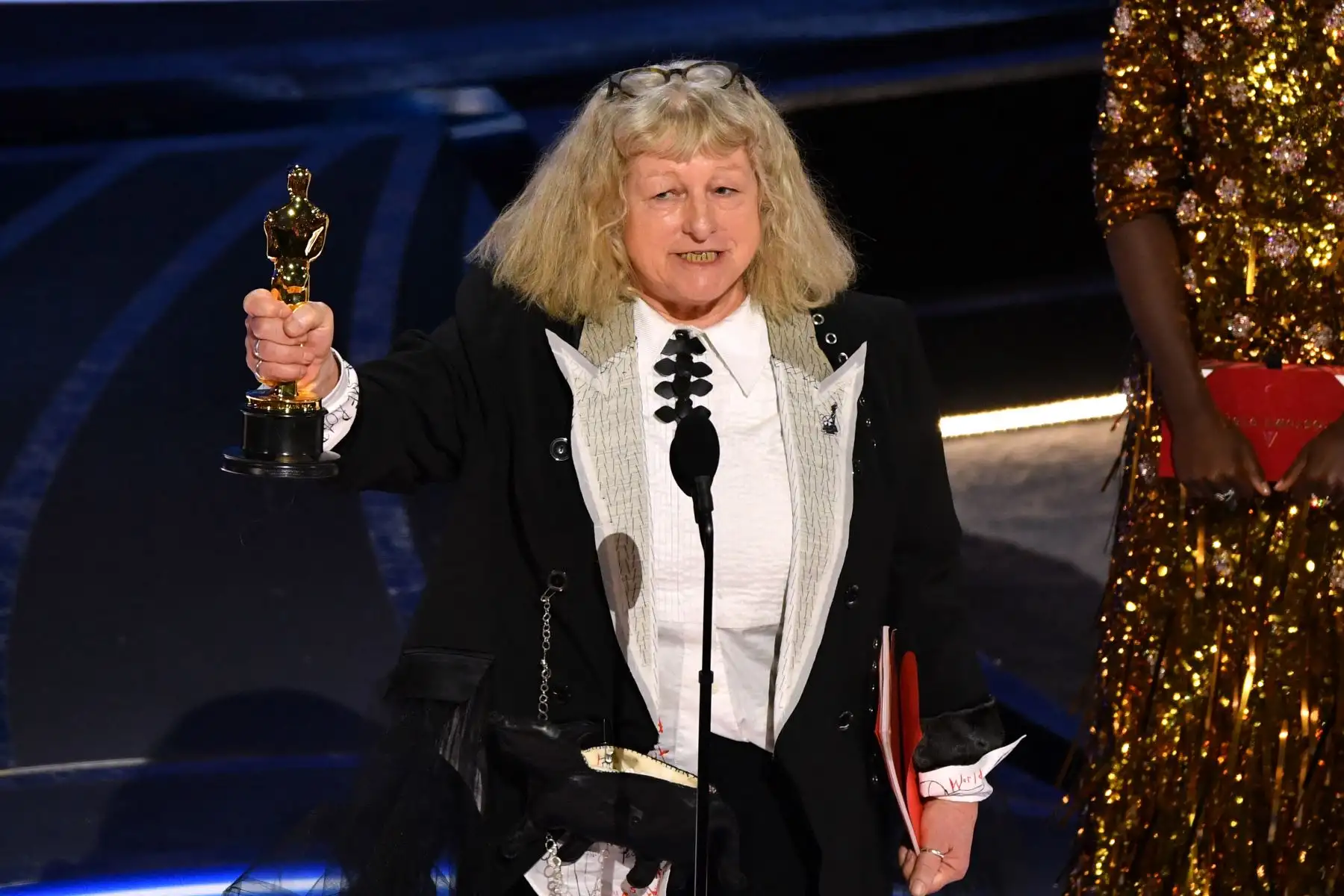 La diseñadora de vestuario británica Jenny Beavan (L) acepta el premio al Mejor Diseño de Vestuario por "Cruella" en el escenario durante la 94ª entrega de los Oscar en el Dolby Theatre de Hollywood, California. Foto: AFP