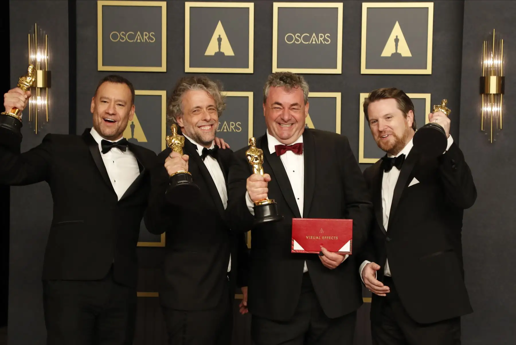 Brian Connor (L), Paul Lambert (2-L), Gerd Nefzer (2-R) y Tristan Myles (R), ganadores del Oscar a los Mejores Efectos Visuales por 