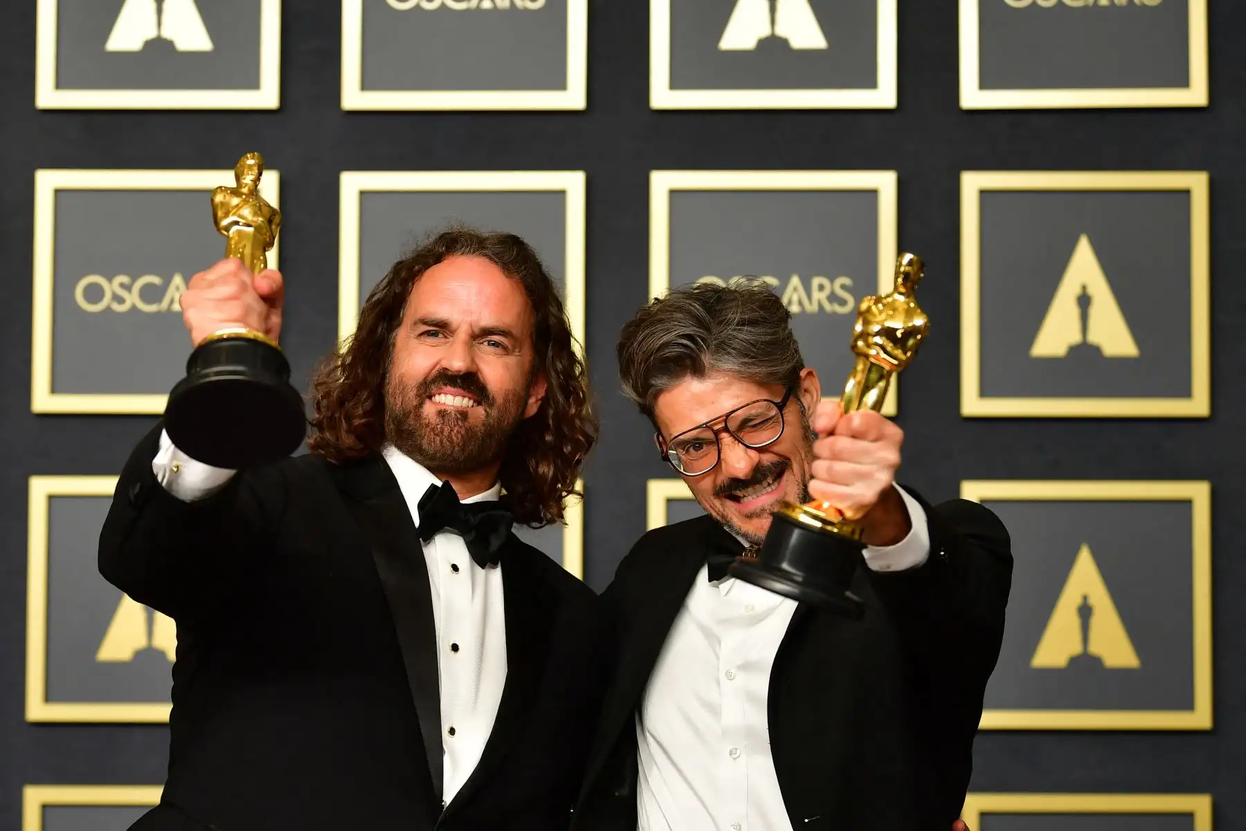 El director y animador español Alberto Mielgo (R) y el productor español Leo Sánchez (L) muestran su premio al Mejor Cortometraje de Animación por "The Windshield Wiper" en la sala de prensa durante la 94ª edición de los Oscar en el Dolby Theatre de Hollywood, California. Foto: AFP
