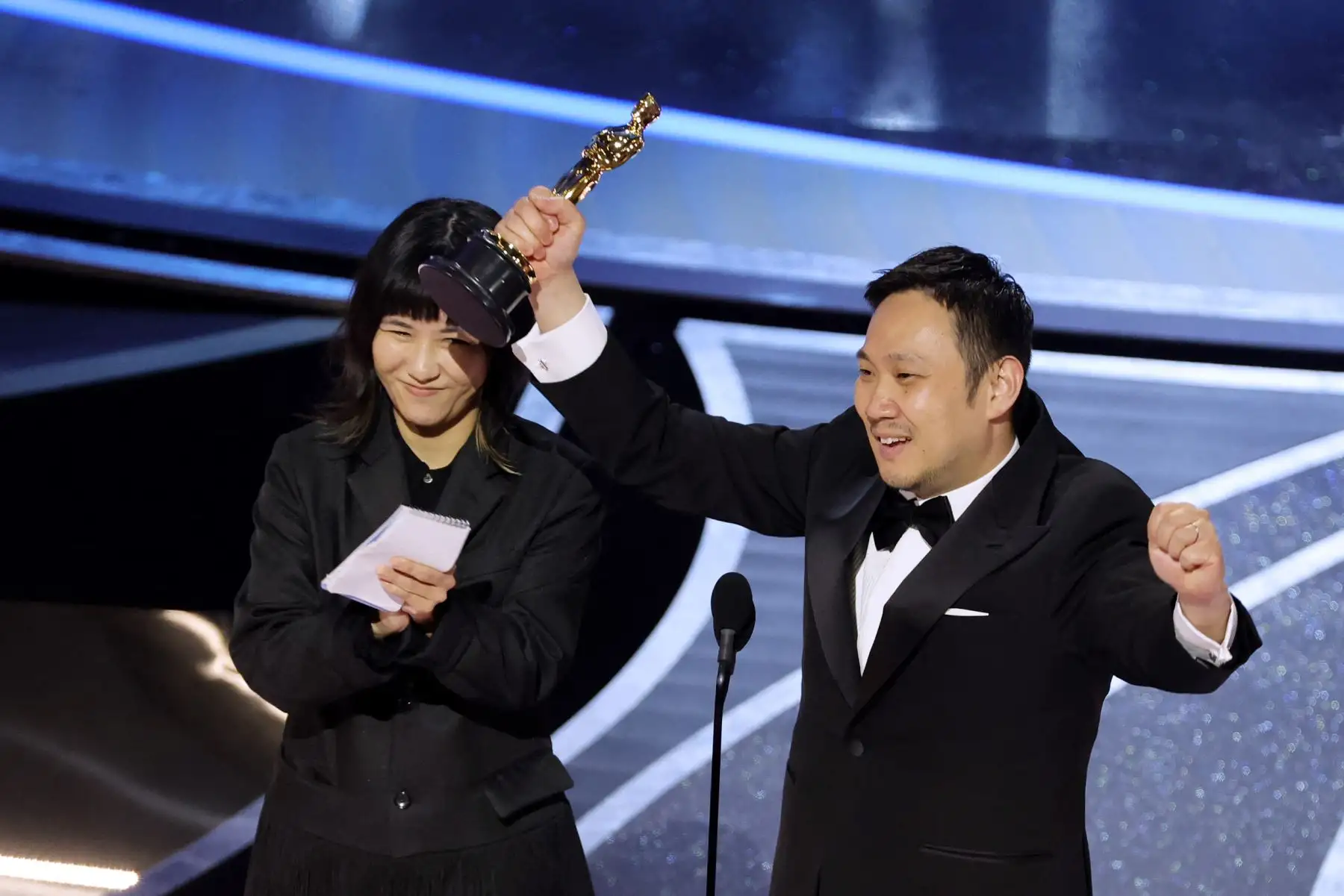 Ryusuke Hamaguchi (derecha) acepta el premio de largometraje internacional por 