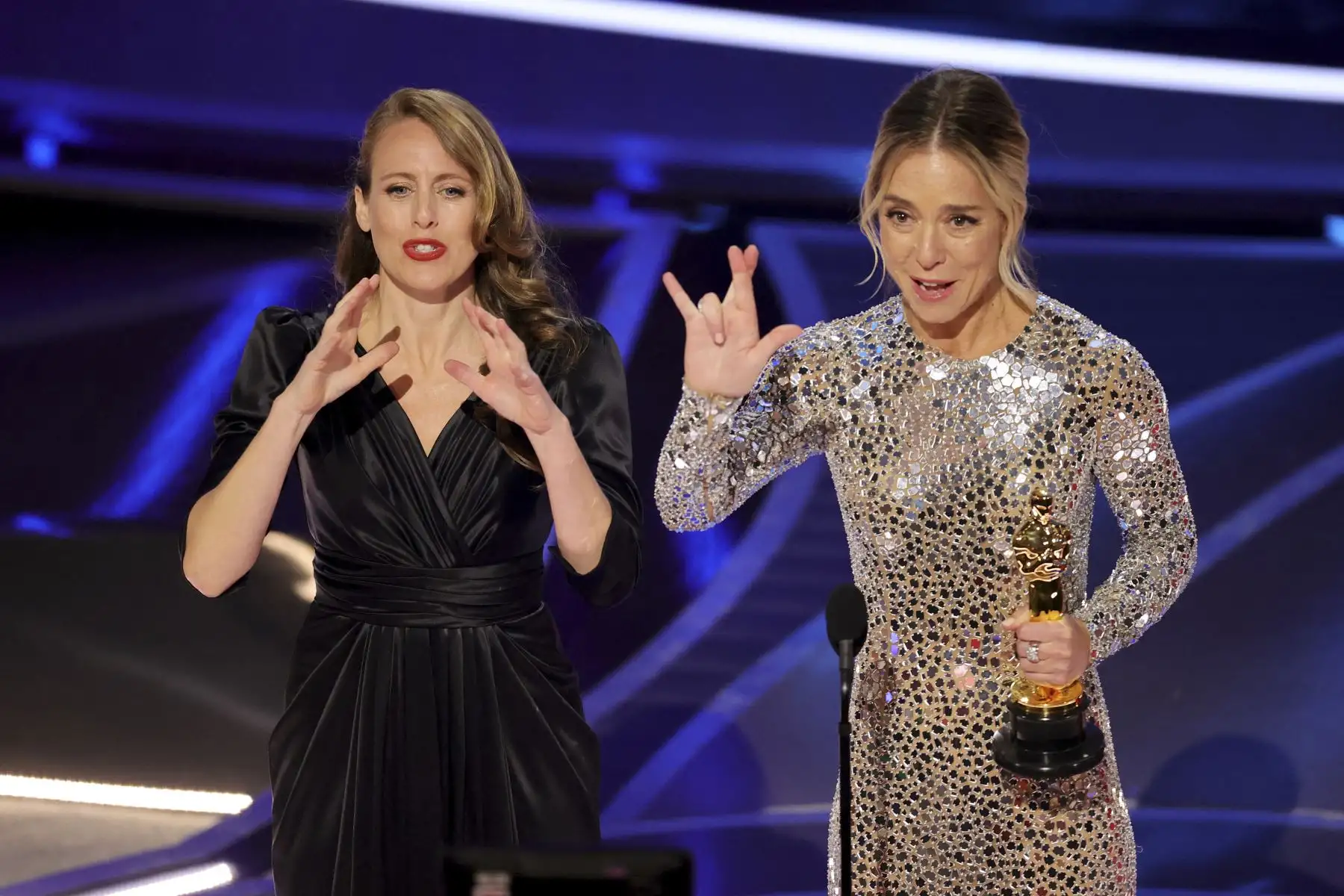 Sian Heder (R) acepta el premio de Escritura (Guión Adaptado) por 