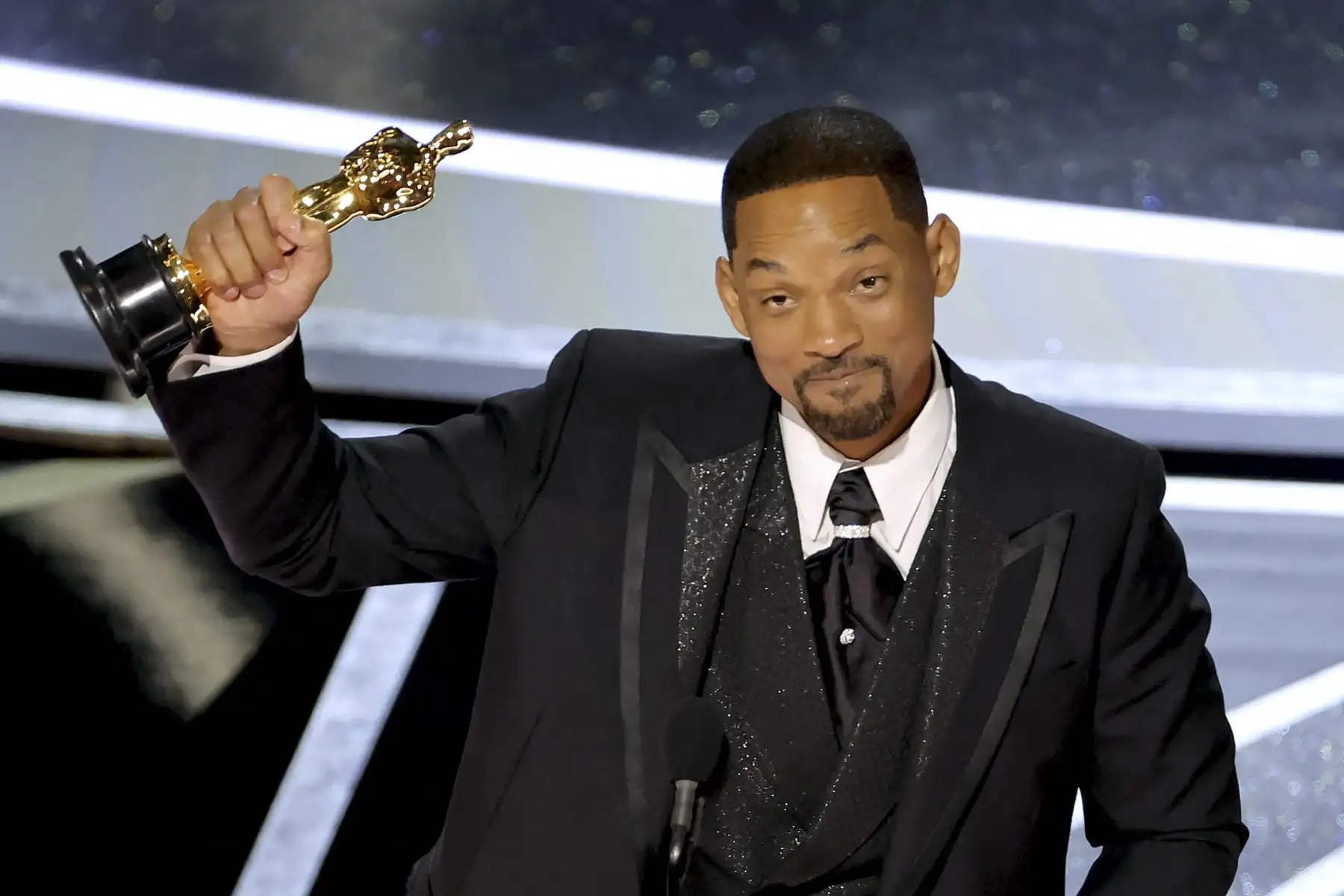 El actor estadounidense Will Smith acepta el premio al Mejor Actor en un Papel Protagónico por "King Richard" en el escenario durante la 94ª entrega de los Oscar en el Dolby Theatre de Hollywood, California. Foto: AFP