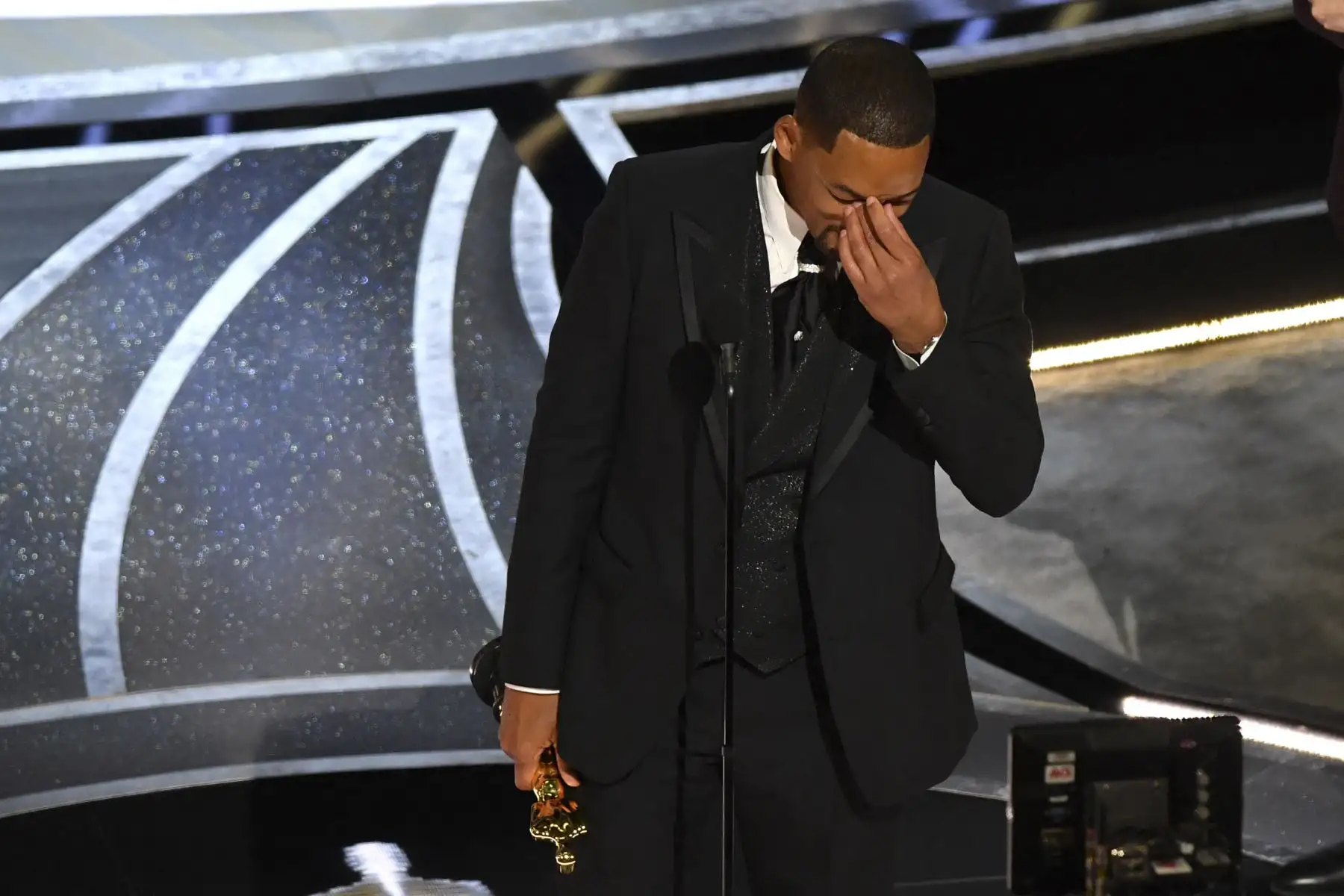 El actor estadounidense Will Smith acepta el premio al Mejor Actor en un Papel Protagónico por "King Richard" en el escenario durante la 94ª entrega de los Oscar en el Dolby Theatre de Hollywood, California. Foto: AFP