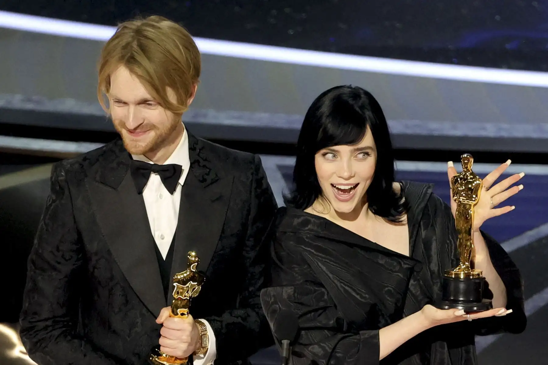 FINNEAS y Billie Eilish aceptan el premio de Música (Canción original) por 