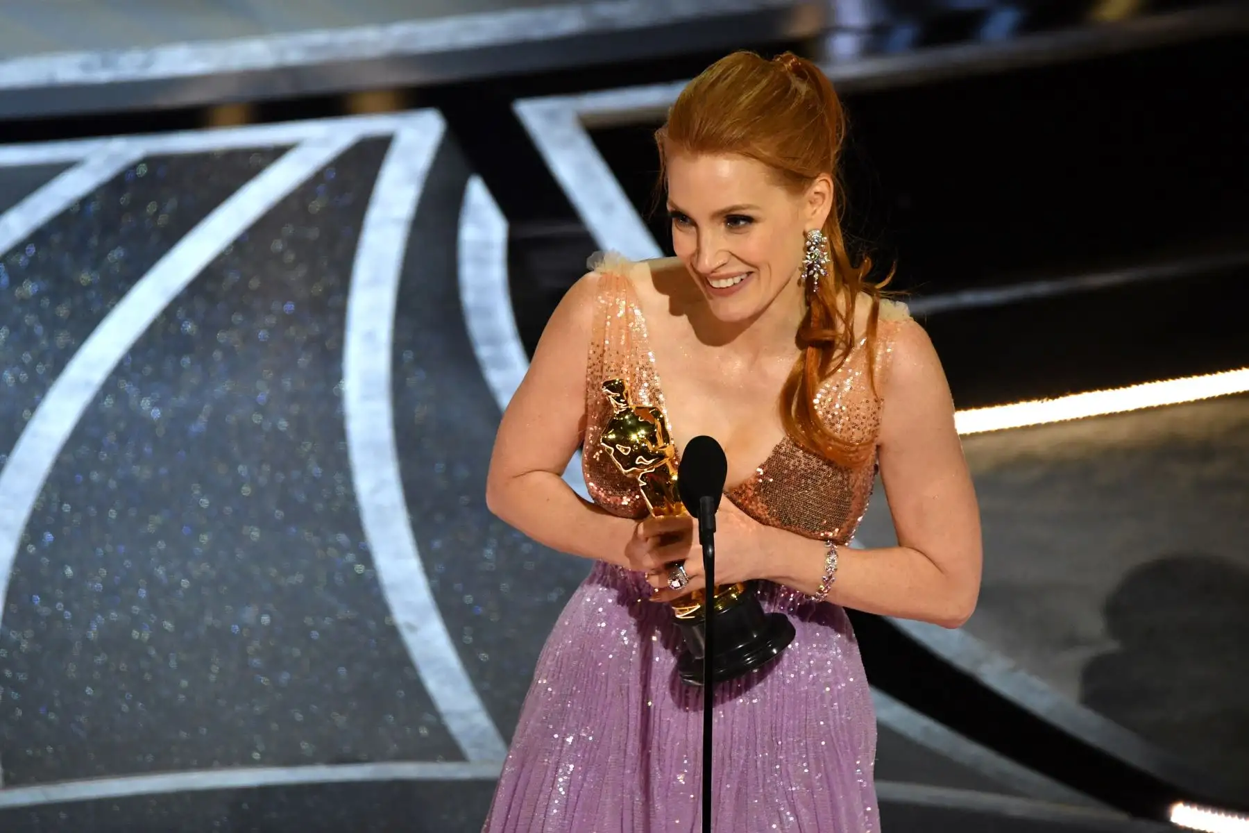 La actriz estadounidense Jessica Chastain acepta el premio a la Mejor Actriz Protagónica por su actuación en "The Eyes of Tammy Faye" en el escenario durante la 94ª entrega de los Oscar en el Dolby Theatre de Hollywood. Foto: AFP
