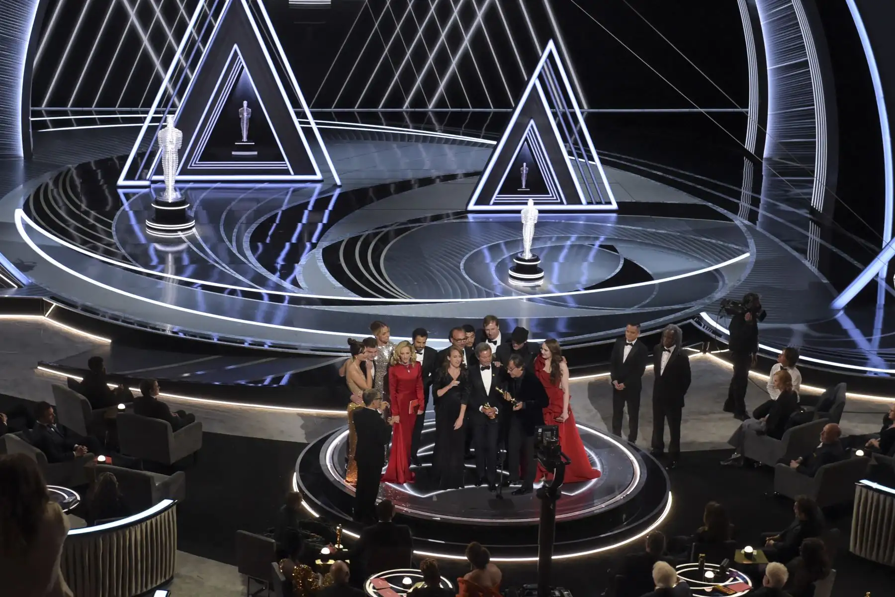 El elenco y el equipo de "Coda" aceptan el premio a la Mejor Película por "CODA" en el escenario durante la 94ª entrega de los Oscar en el Dolby Theatre de Hollywood, California. Foto: AFP