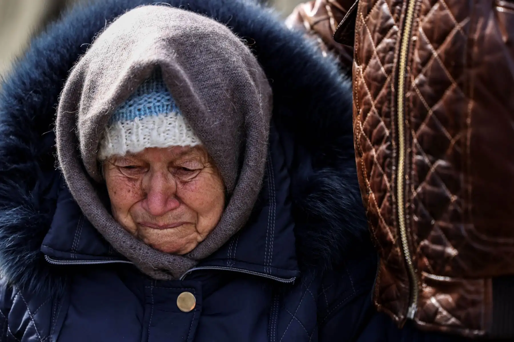 Una mujer llega a Kiev después de huir de su casa en las afueras de la ciudad, en medio de la invasión rusa de Ucrania. Foto: AFP