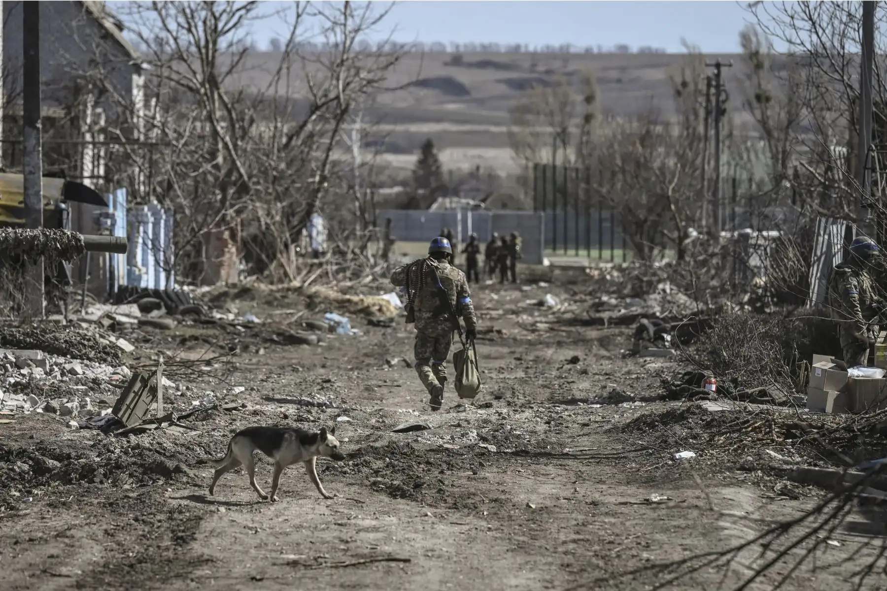 Un militar ucraniano camina al este de Kharkiv, después de que las tropas ucranianas retomaran el pueblo. Foto: AFP