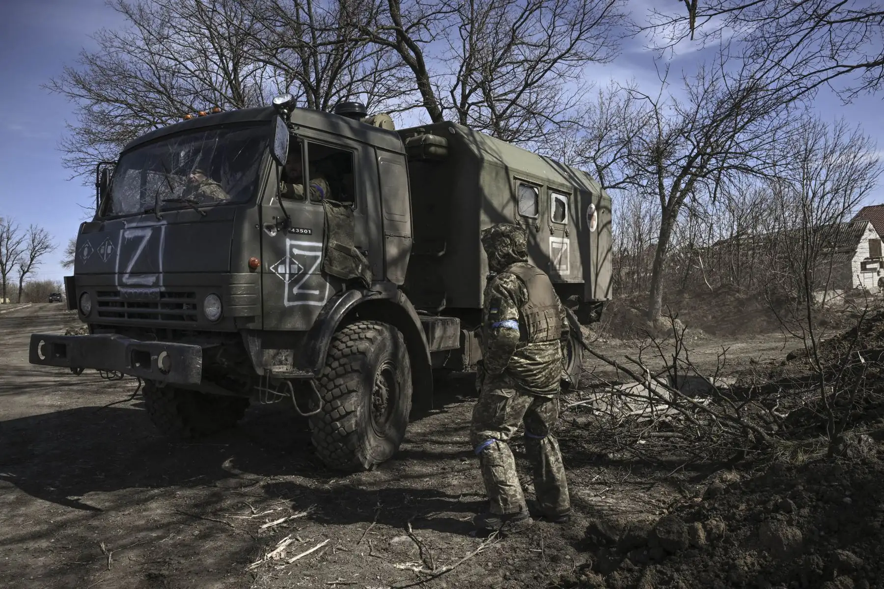 Tropas ucranianas conducen un vehículo militar ruso capturado después de retomar la aldea de Mala Rogan, al este de Kharkiv. Foto: AFP