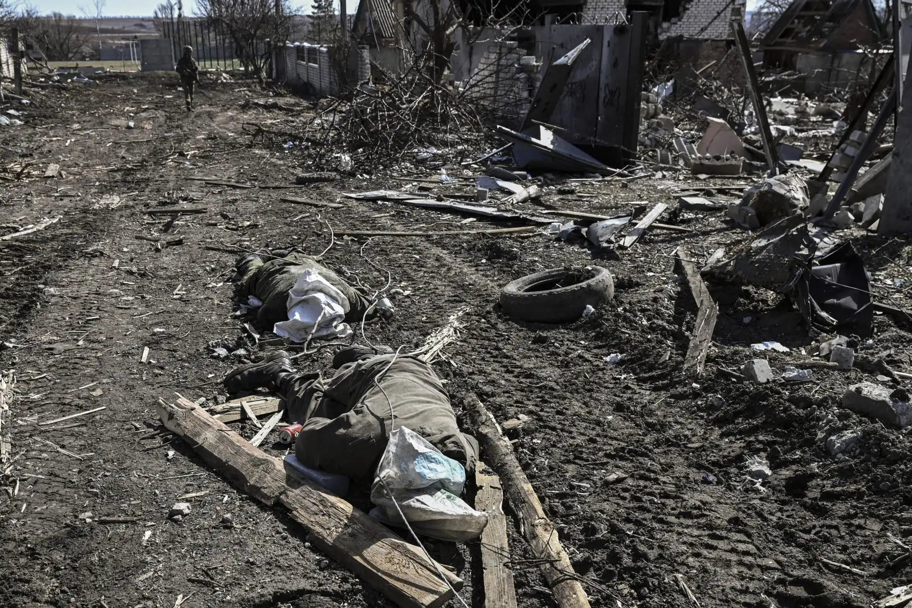 Cuerpos de soldados rusos yacen en el suelo después de que las tropas ucranianas retomaran la aldea de Mala Rogan, al este de Kharkiv. Foto: AFP