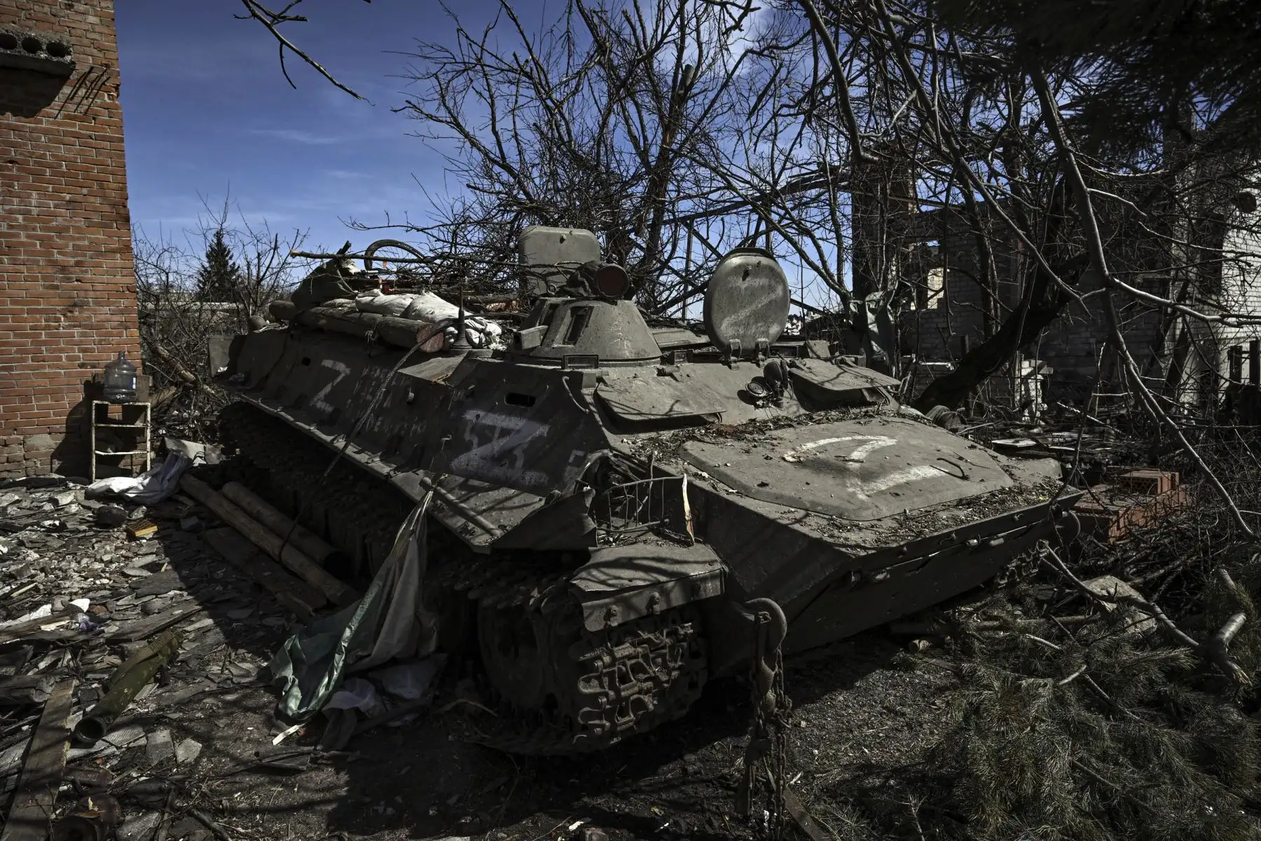 Vehículo blindado ruso abandonado en la aldea de Mala Rogan, al este de Kharkiv, después de que las tropas ucranianas lo recuperaran. Foto: AFP