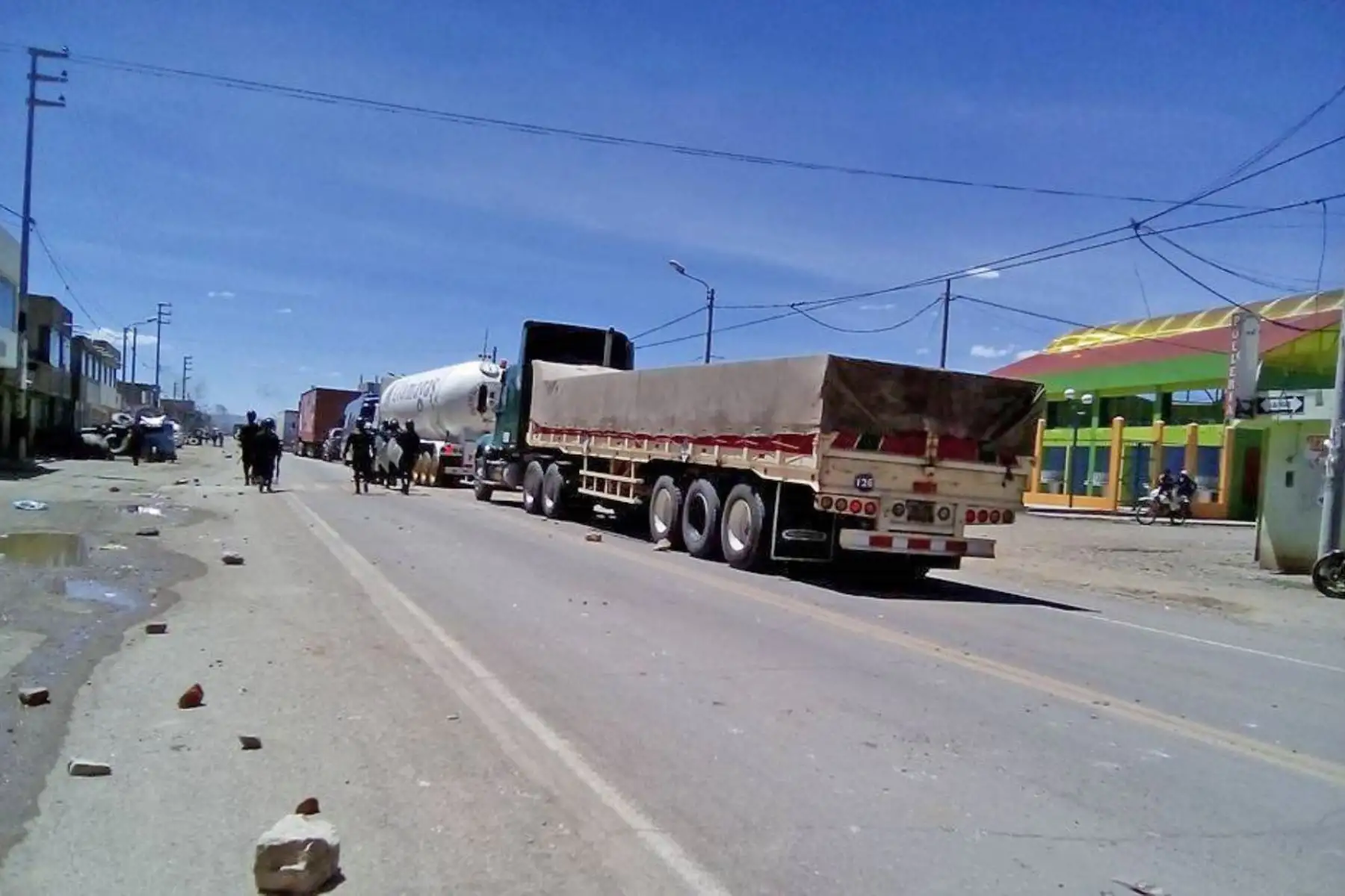Miles de vehículos se encuentran varados en diversas carreteras del país por el bloqueo impuesto por un grupo de transportistas. ANDINA
