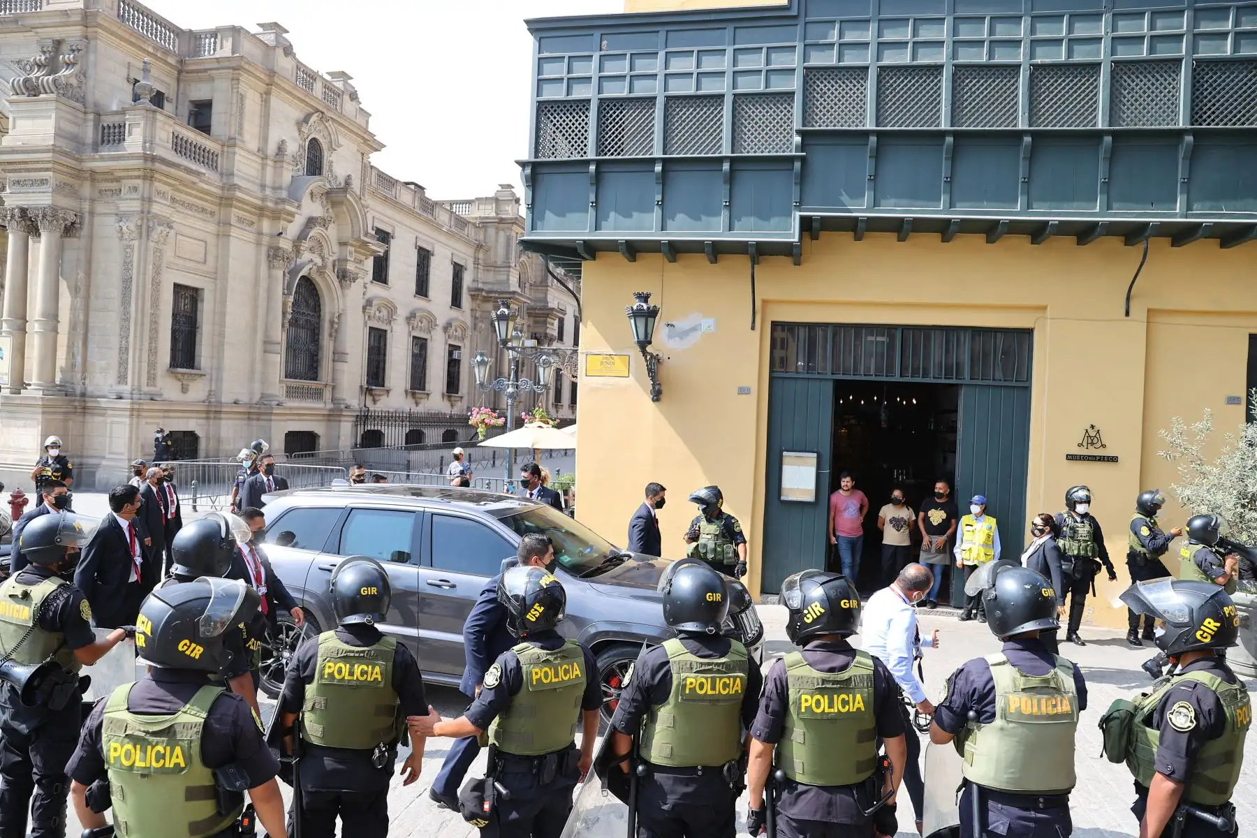 El presidente de la República, Pedro Castillo, se dirige al Congreso de la  República, donde se debatirá y votará la moción de vacancia. 
Foto: ANDINA/Andrés Valle