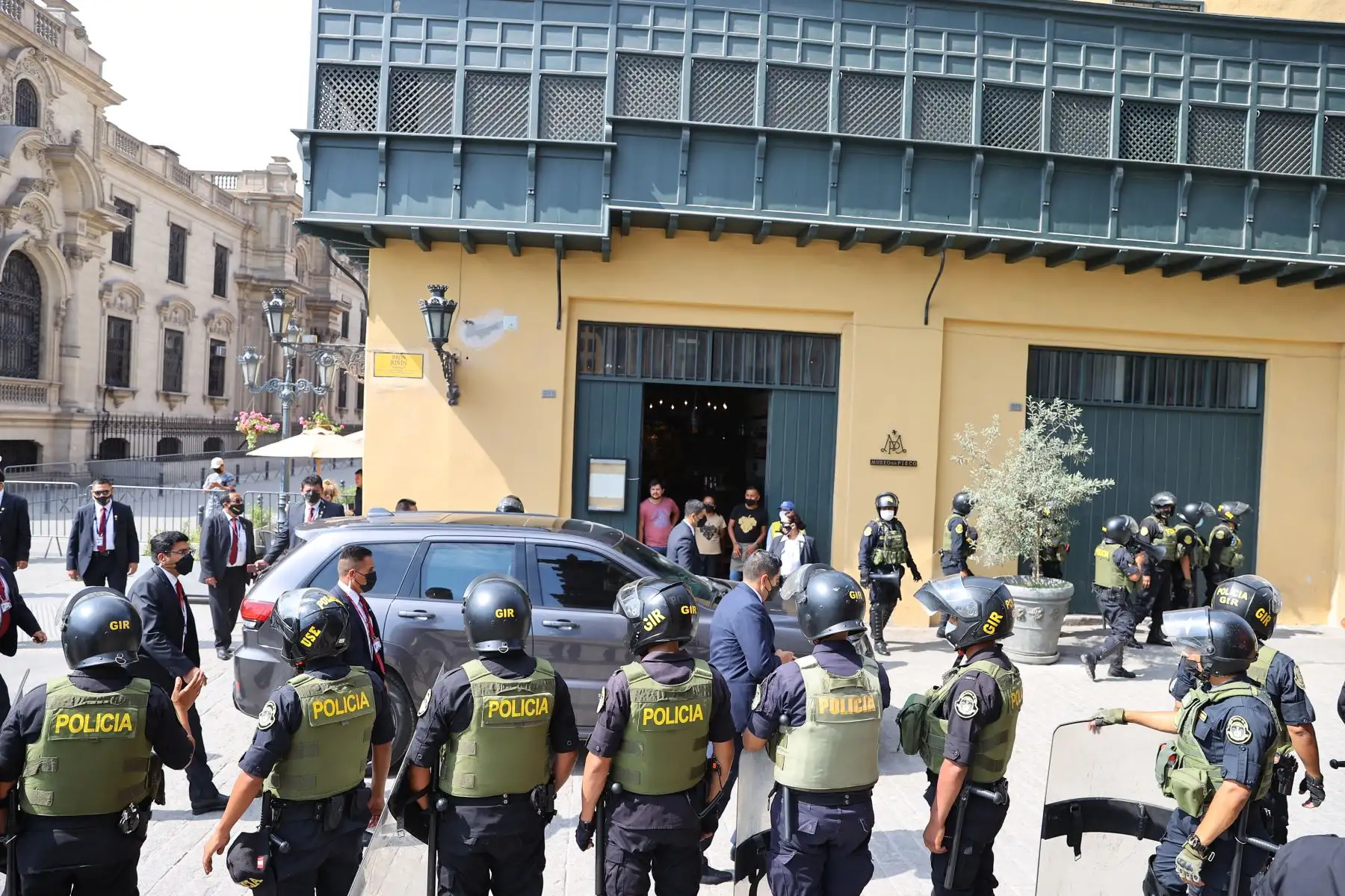 El presidente de la República, Pedro Castillo, se dirige al Congreso de la  República, donde se debatirá y votará la moción de vacancia. 
Foto: ANDINA/Andrés Valle