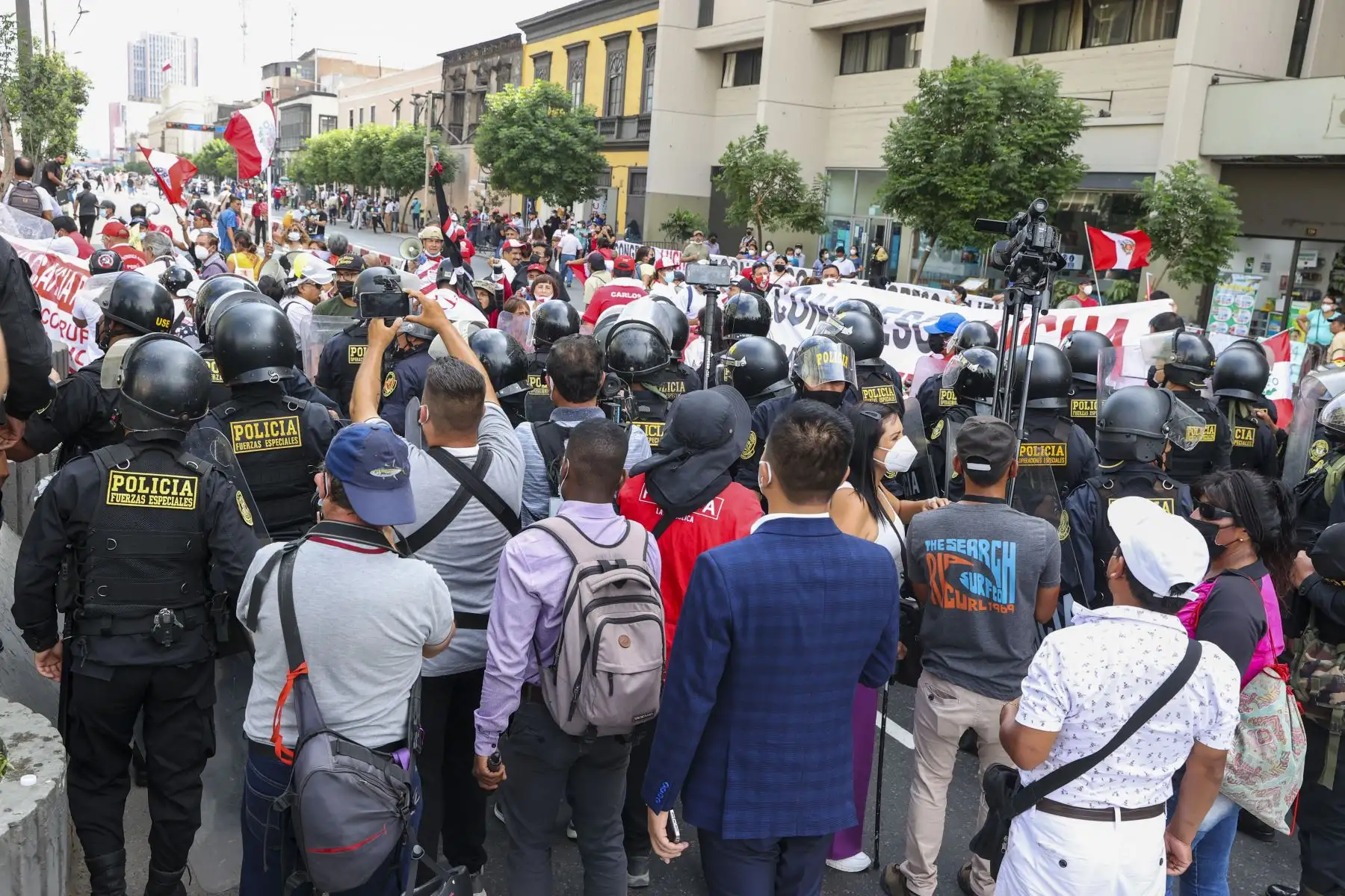 Extreman medidas de seguridad en los alrededores del Congreso de la República por la asistencia del Presidente Pedro Castillo al pleno donde se debatirá y votará la moción de vacancia. Foto: ANDINA/Vidal Tarqui