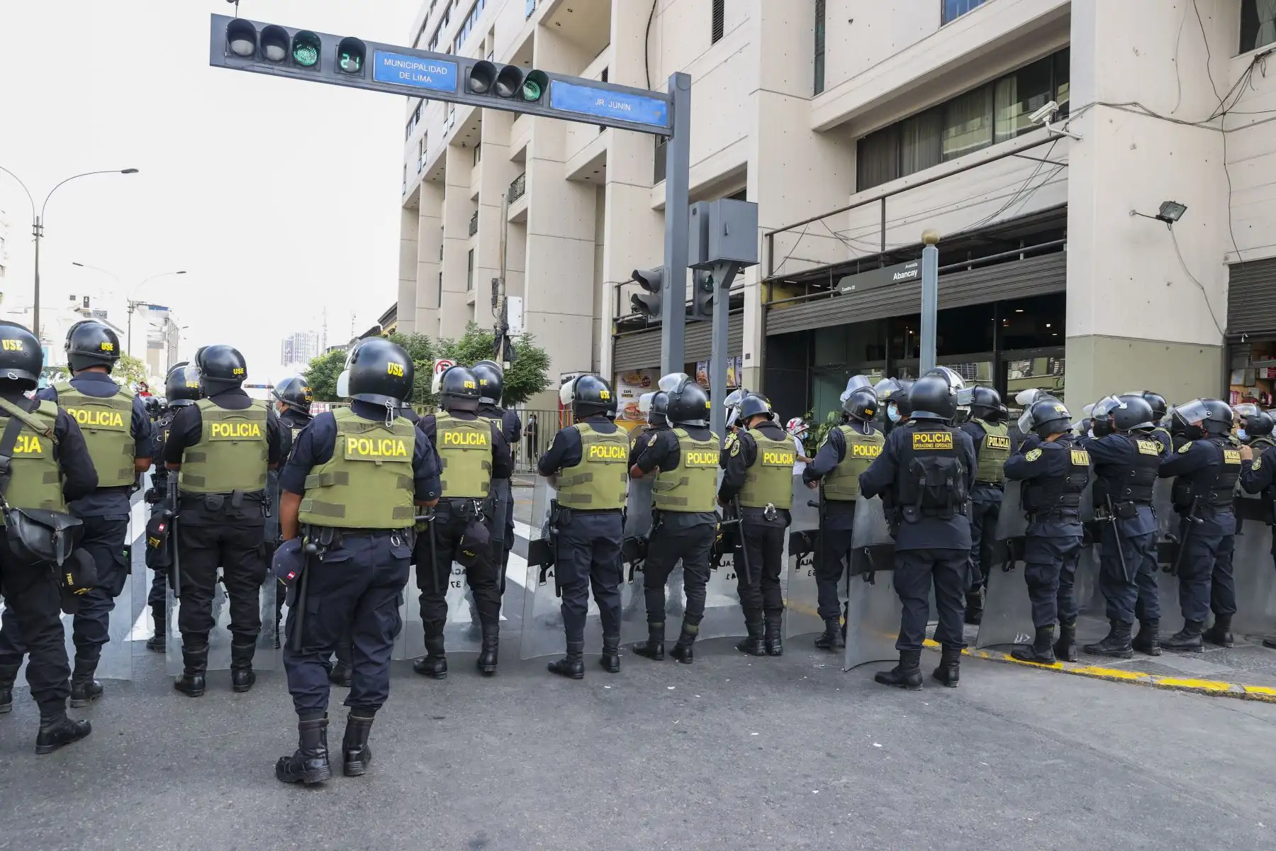 Extreman medidas de seguridad en los alrededores del Congreso de la República por la asistencia del Presidente Pedro Castillo al pleno donde se debatirá y votará la moción de vacancia. Foto: ANDINA/Vidal Tarqui