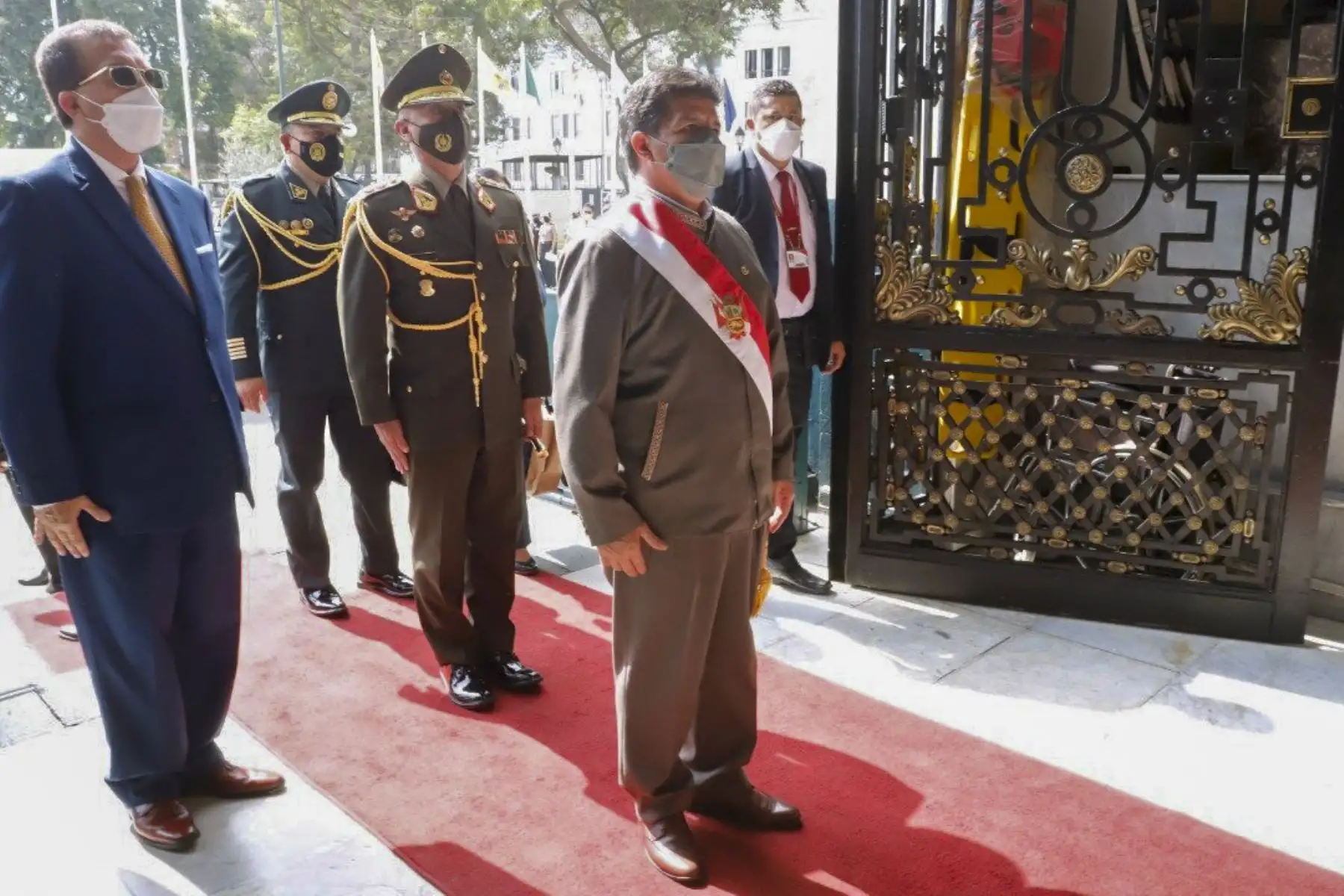 El presidente de la República, Pedro Castillo, llega al Congreso, donde se debatirá y votará la moción de vacancia. Foto: ANDINA/Presidencia Perú