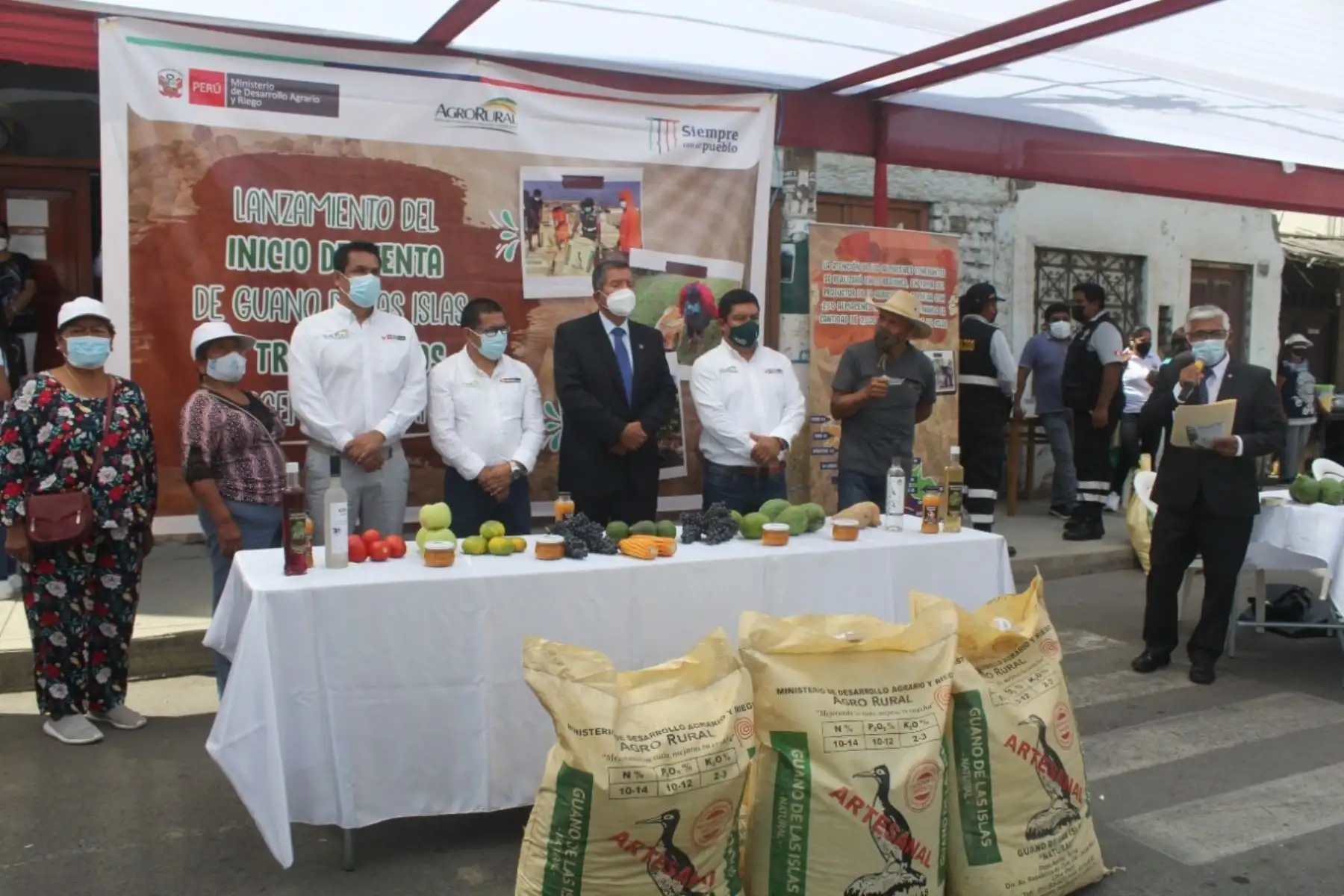 Entrega de guano de isla a pequeños productores. Foto: Cortesía.