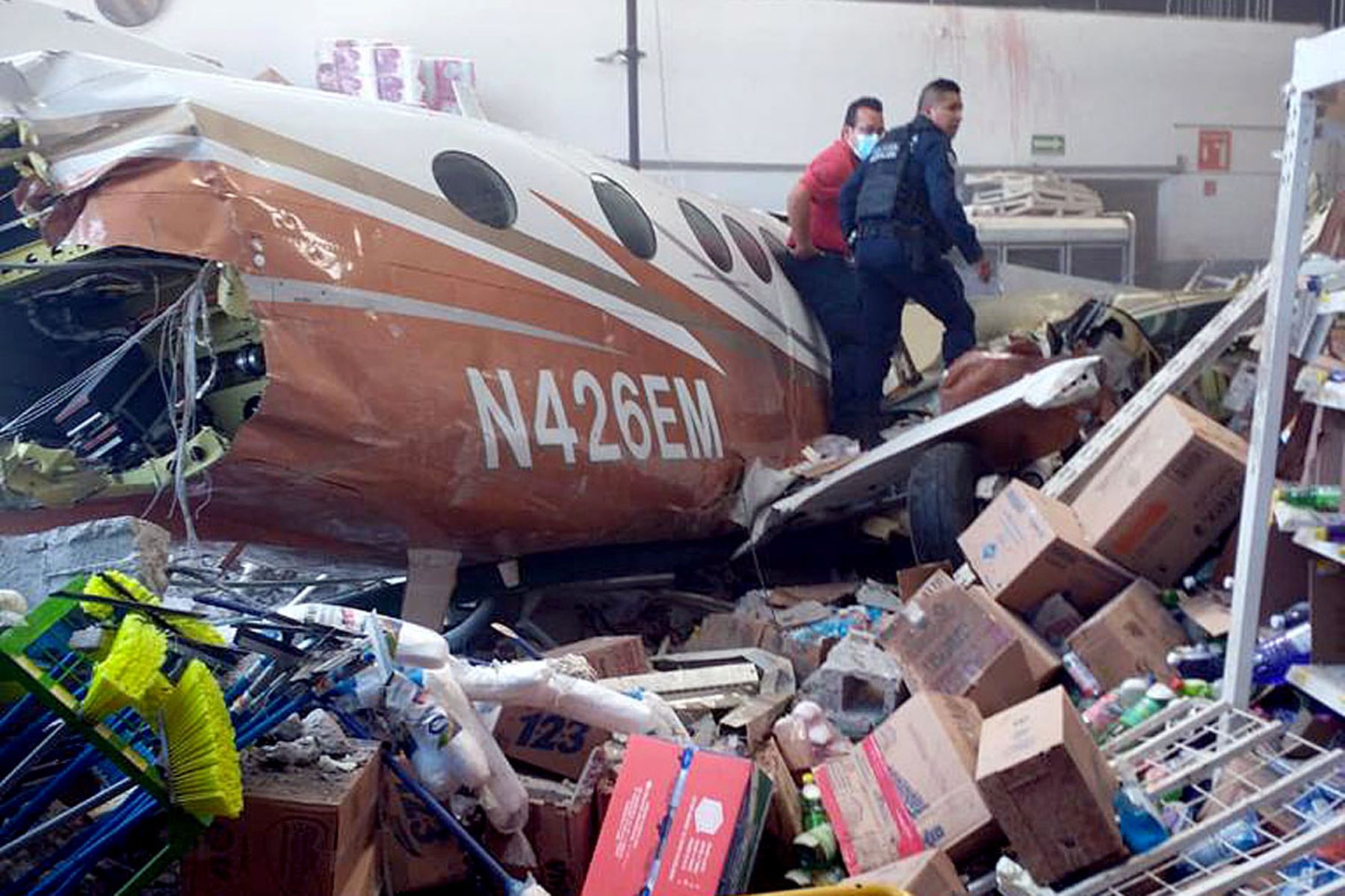 Fotografía cedida por Protección Civil de Morelos, de una avioneta que impactó en una tienda de autoservicio hoy, en el municipio de Temixco, estado de Morelos (México). Foto: EFE