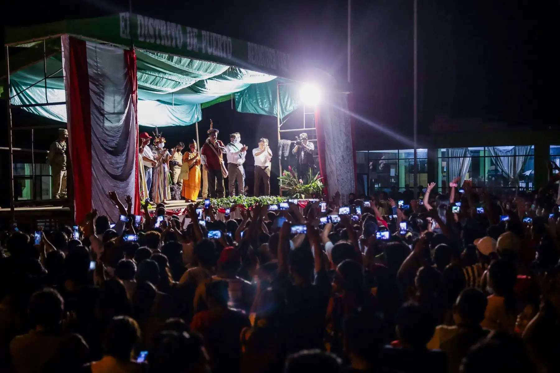 Presidente de la República, Pedro Castillo, acompañado del primer ministro, Aníbal Torres, sostiene encuentro con la población del distrito de Puerto Bermúdez, en la región Pasco. Foto: ANDINA/Presidencia Perú